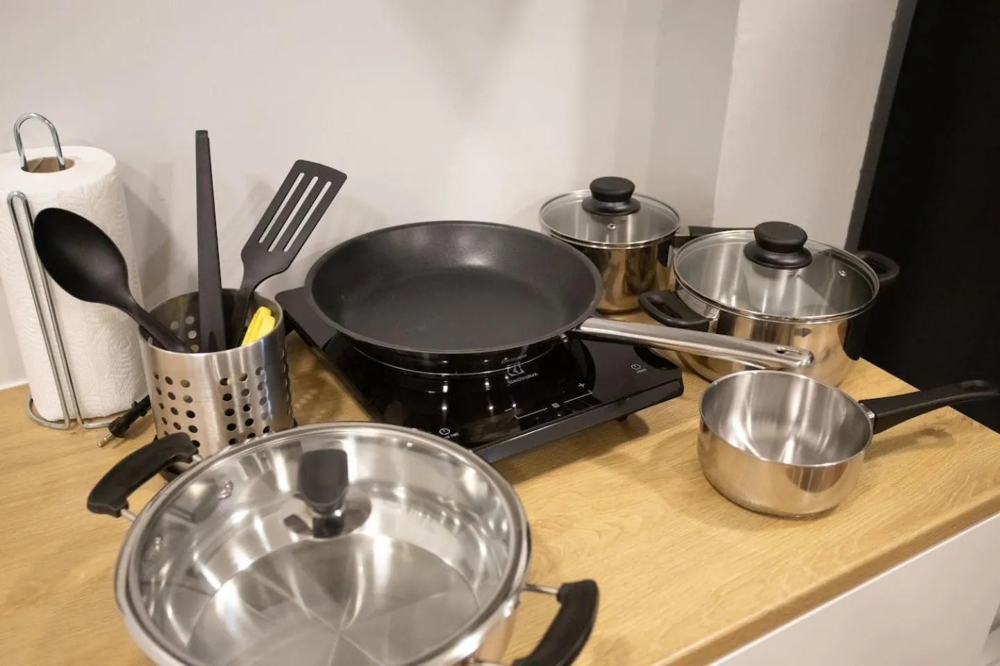 U4 Large 2 bed rooms full kitchen 200m to BTS