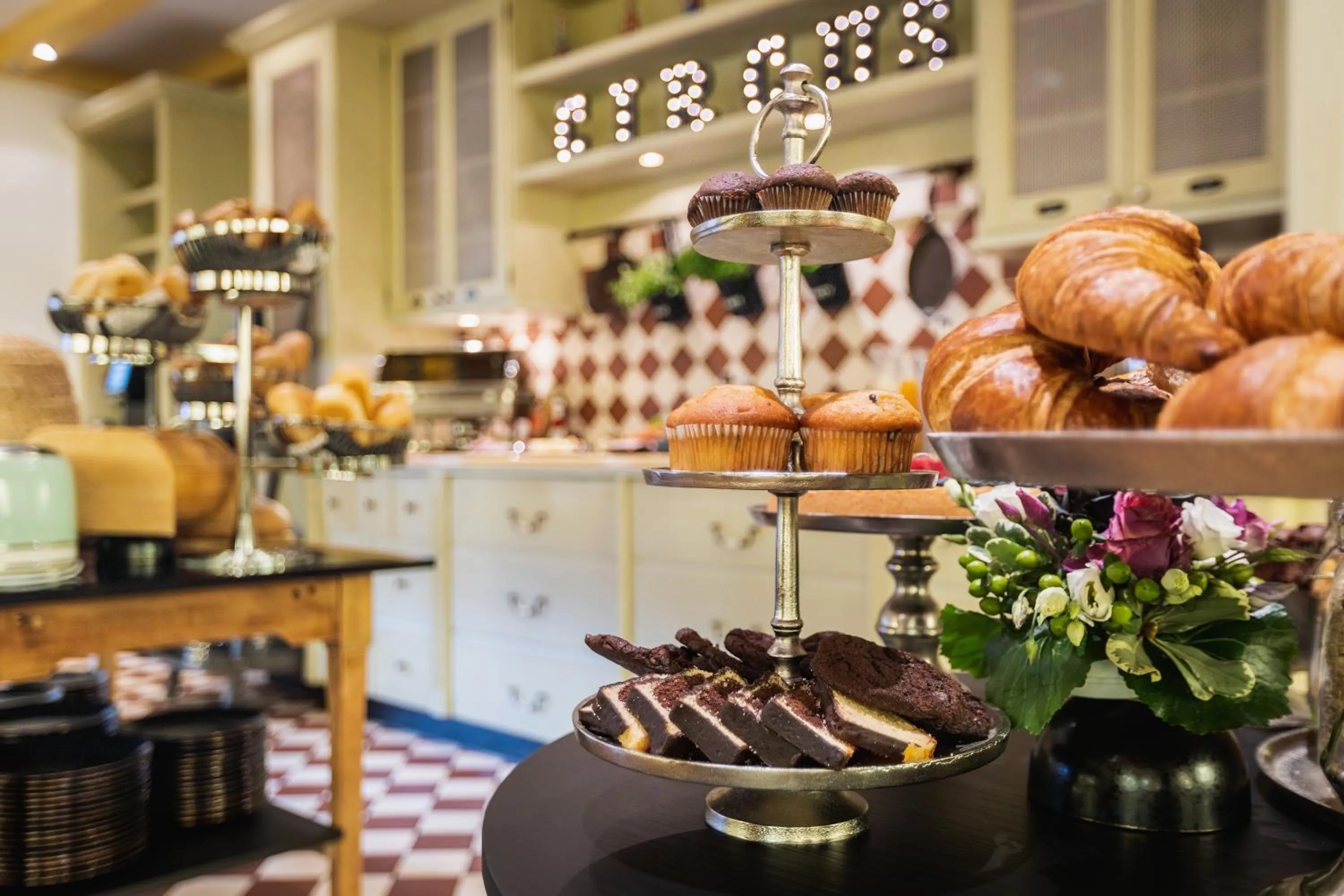 Buffet breakfast in SMARTY Hotel Euler Homburg, Saar - KONTAKTLOSER SELF CHECK-IN