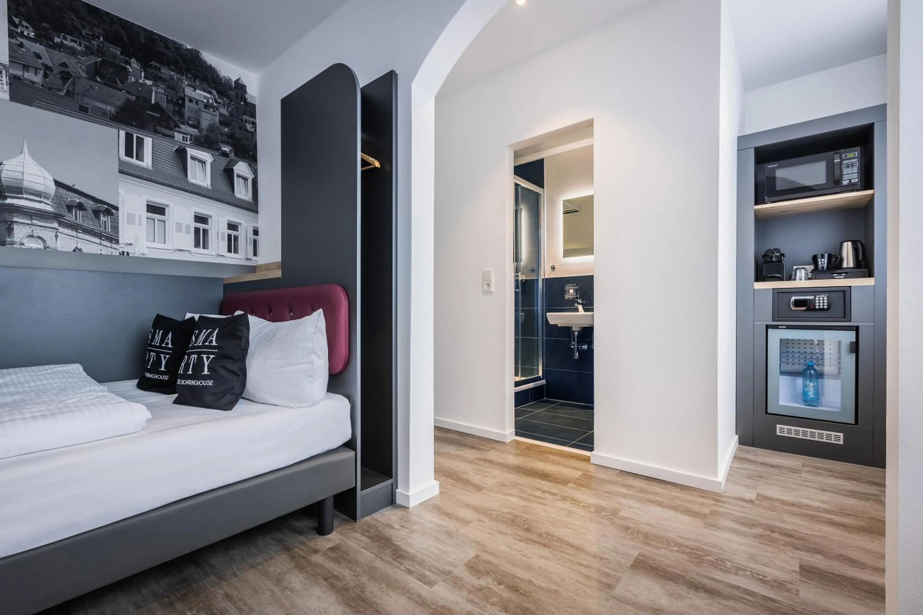 Photo of the whole room, Bed in SMARTY Hotel Euler Homburg, Saar - KONTAKTLOSER SELF CHECK-IN