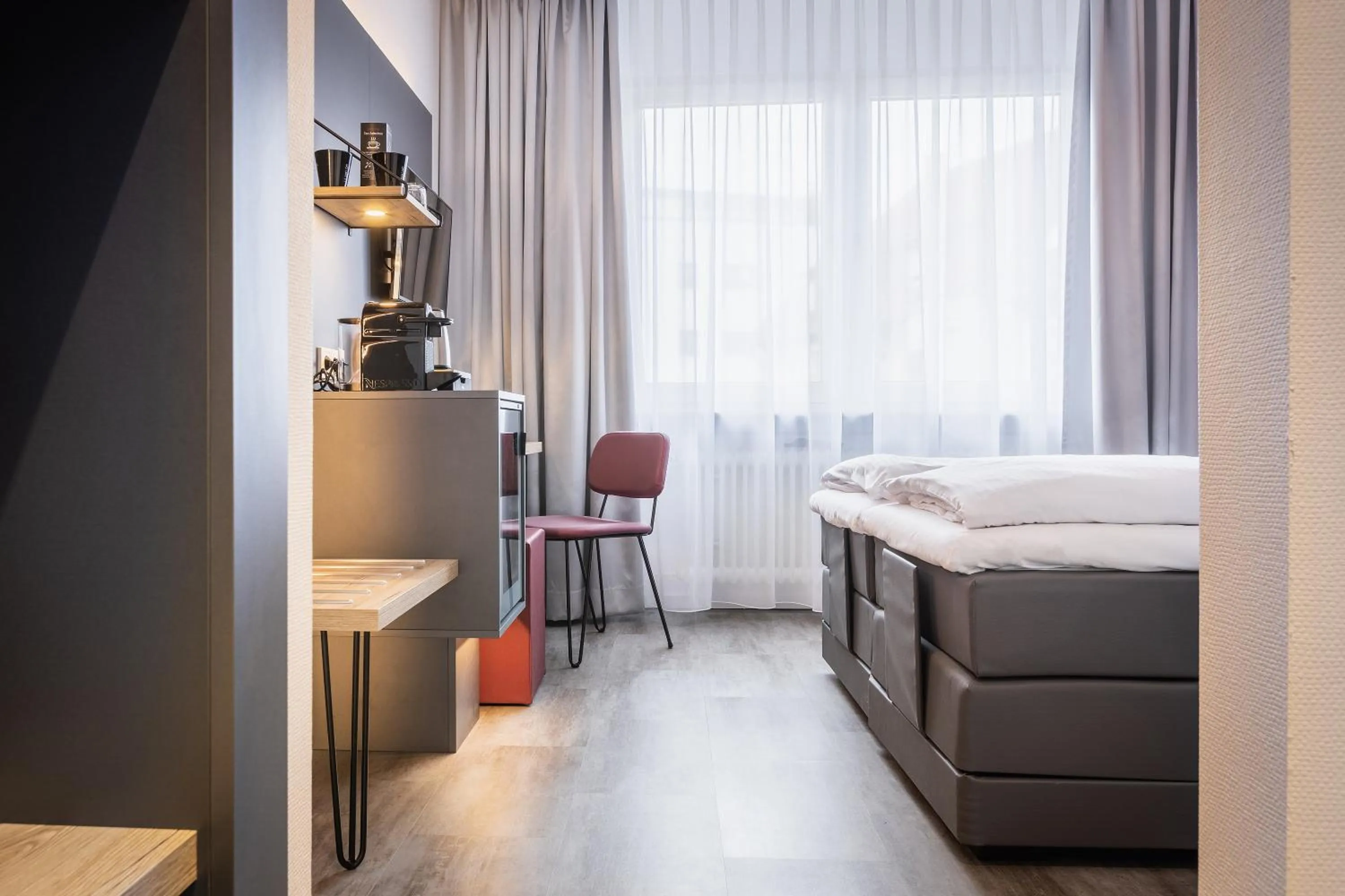 Photo of the whole room, Bed in SMARTY Hotel Euler Homburg, Saar - KONTAKTLOSER SELF CHECK-IN