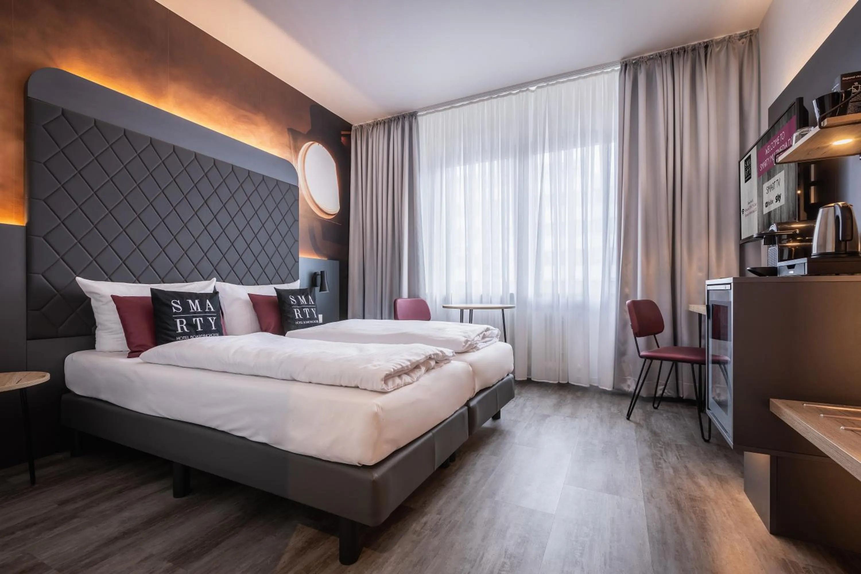 Photo of the whole room, Bed in SMARTY Hotel Euler Homburg, Saar - KONTAKTLOSER SELF CHECK-IN