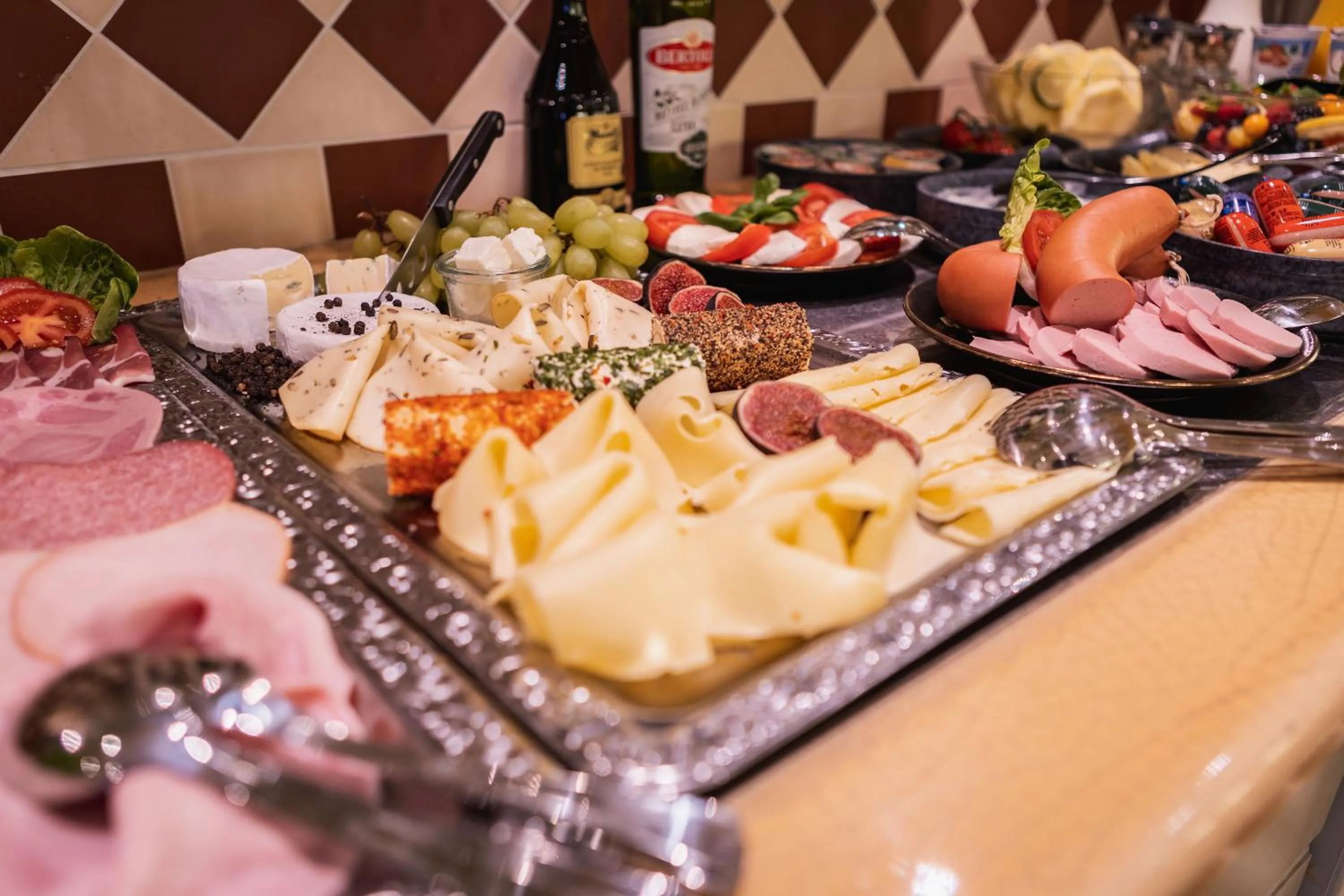 Buffet breakfast in SMARTY Hotel Euler Homburg, Saar - KONTAKTLOSER SELF CHECK-IN