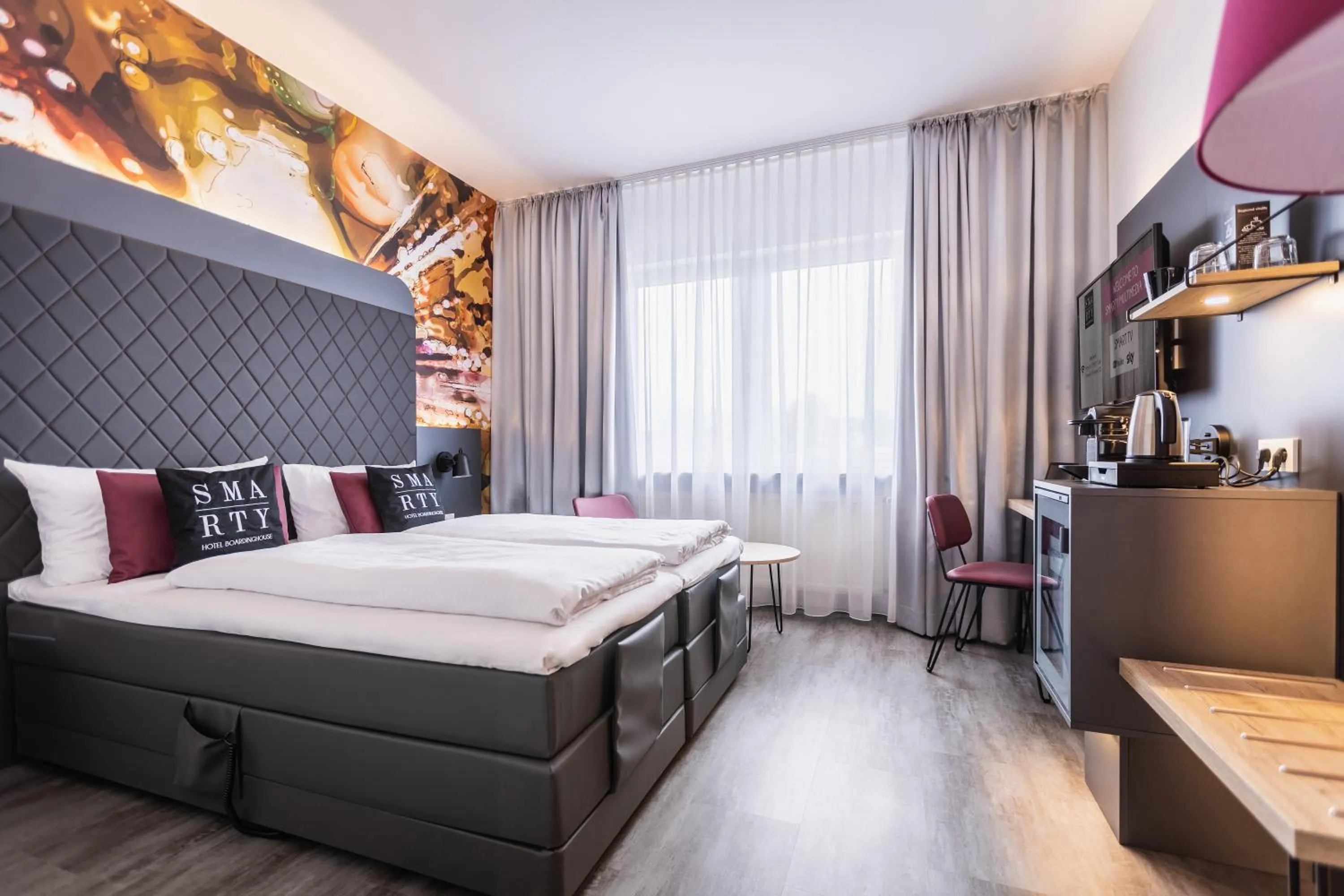 Photo of the whole room, Bed in SMARTY Hotel Euler Homburg, Saar - KONTAKTLOSER SELF CHECK-IN