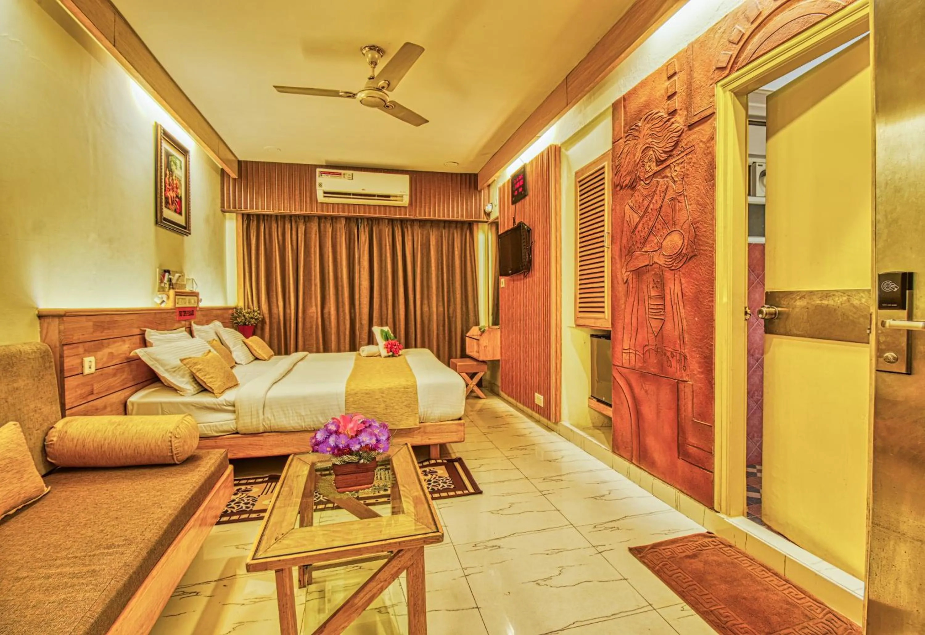 Photo of the whole room in Parklane Hotel