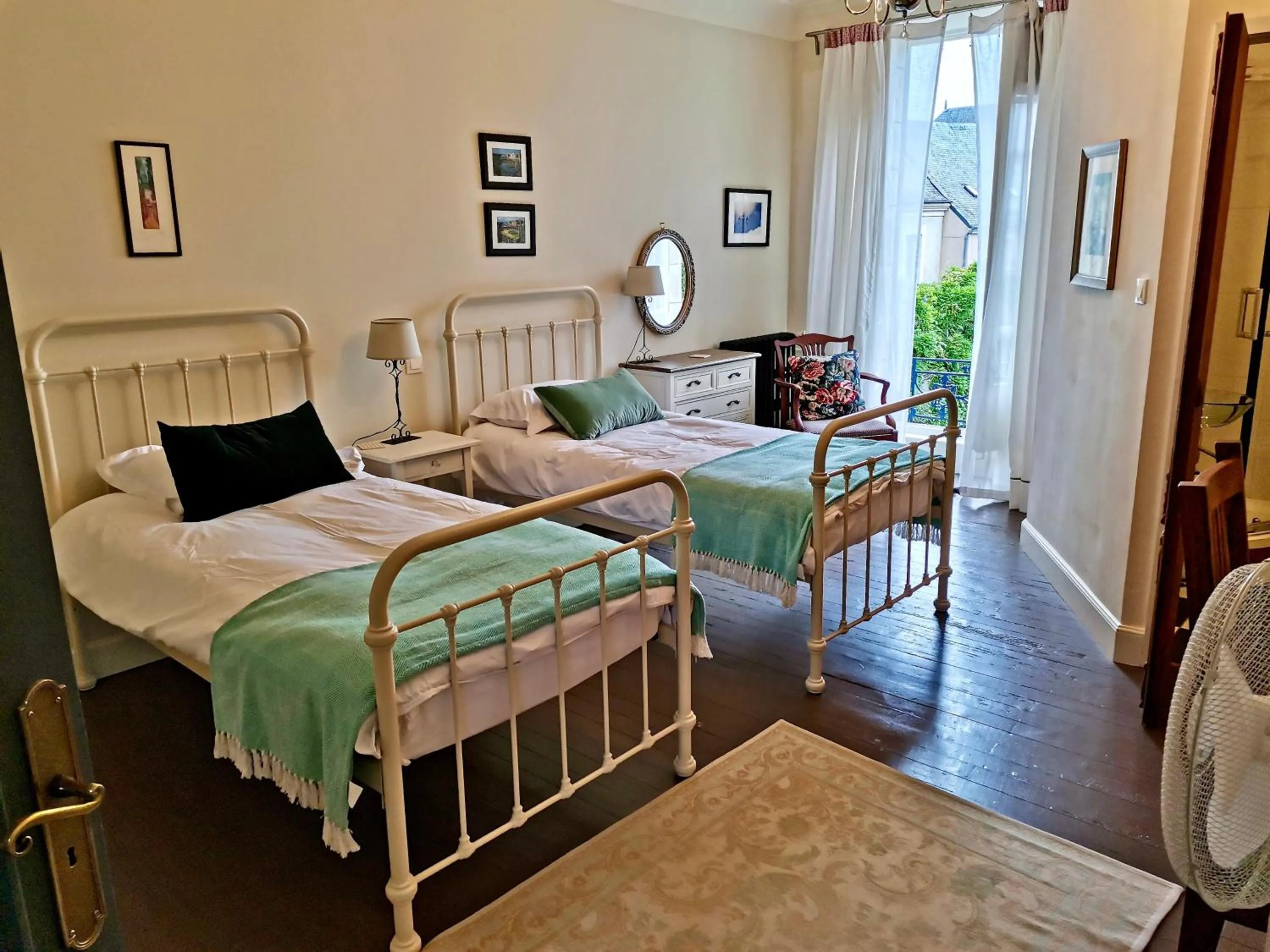 Photo of the whole room, Bed in 5 Grande Rue