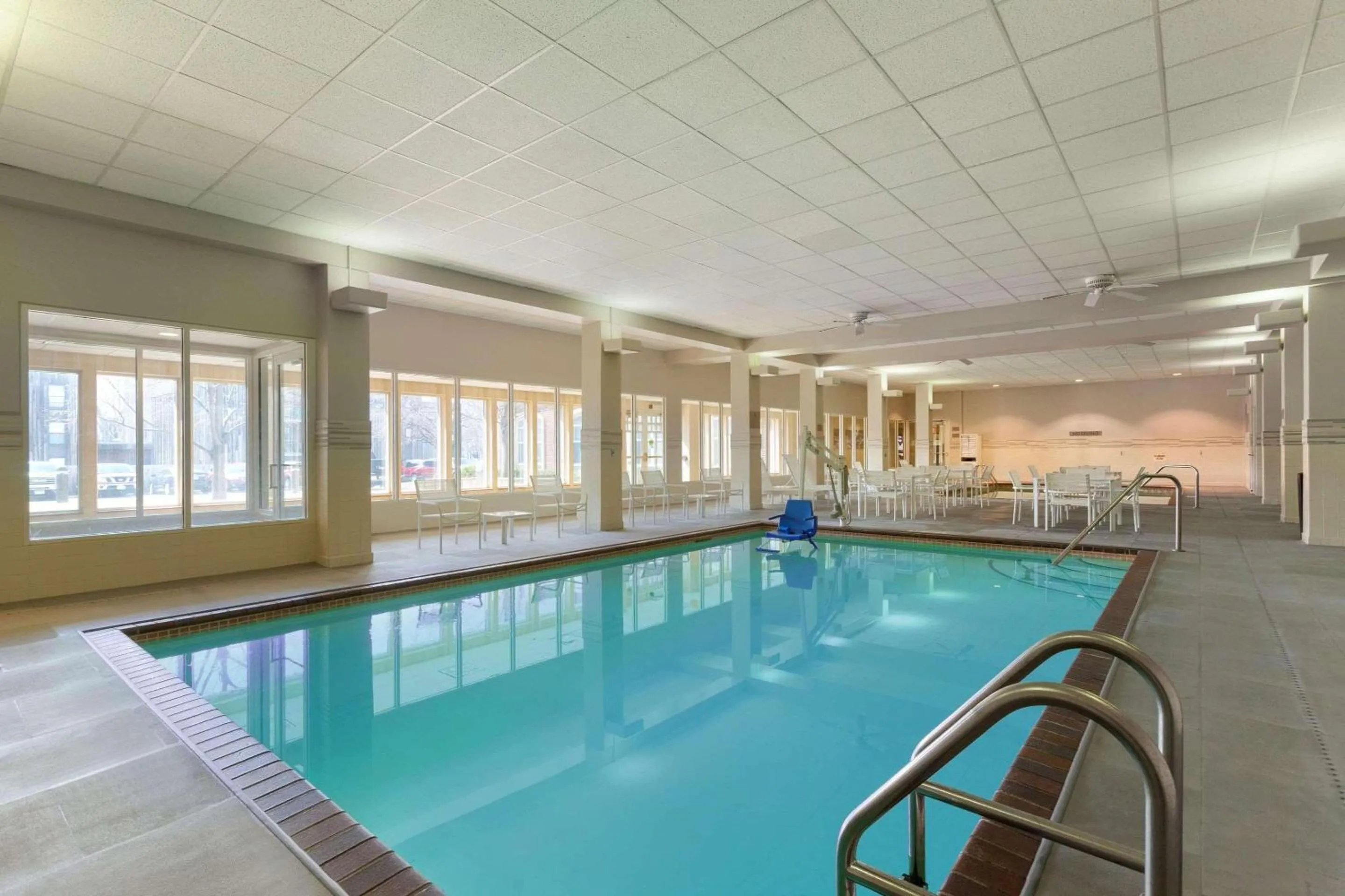 Swimming pool in Country Inn & Suites by Radisson, Bloomington at Mall of America, MN