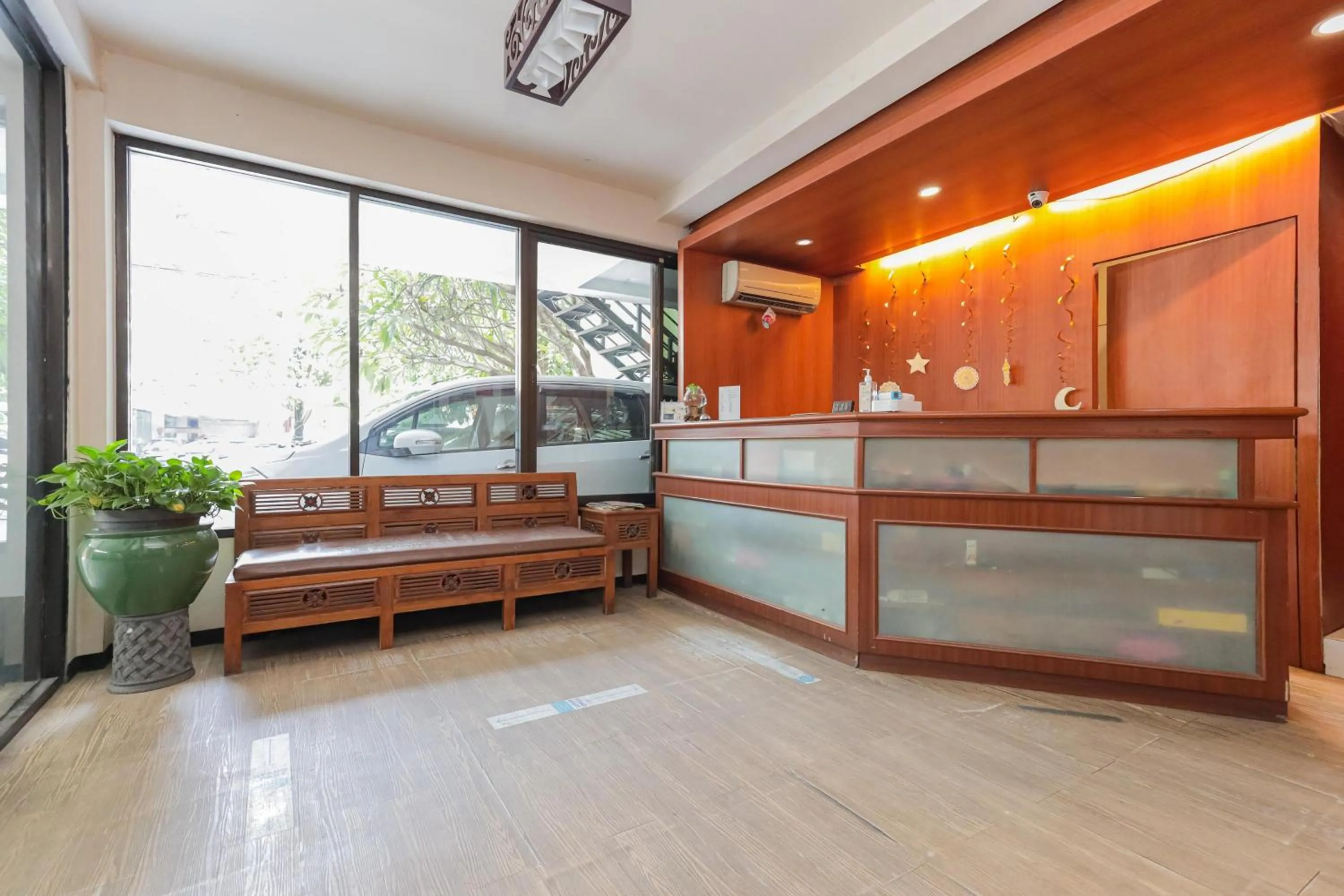 Lobby or reception, Bed in RedDoorz near Gubeng Station Surabaya