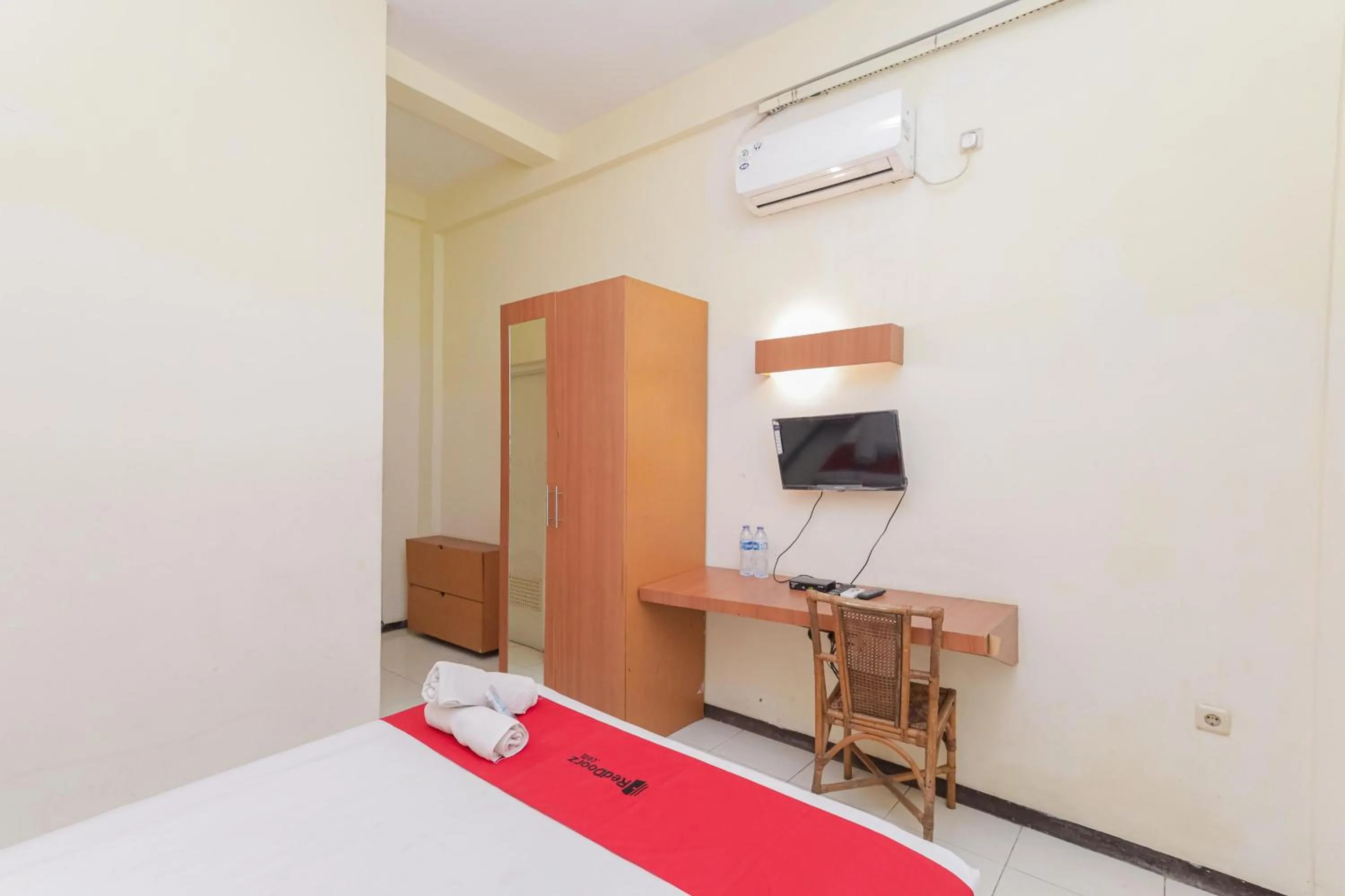 Bedroom, Bed in RedDoorz near Gubeng Station Surabaya
