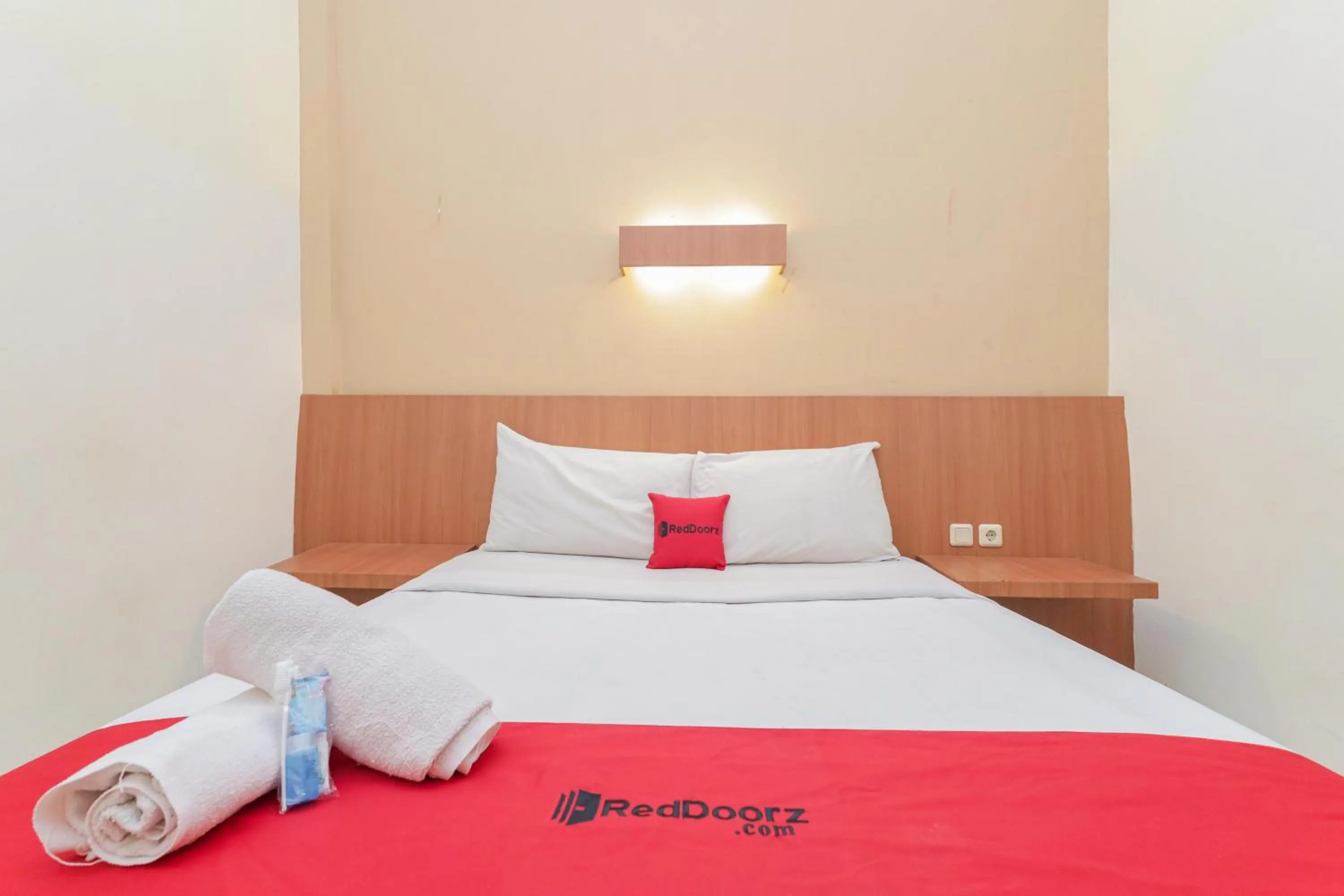Bedroom, Bed in RedDoorz near Gubeng Station Surabaya