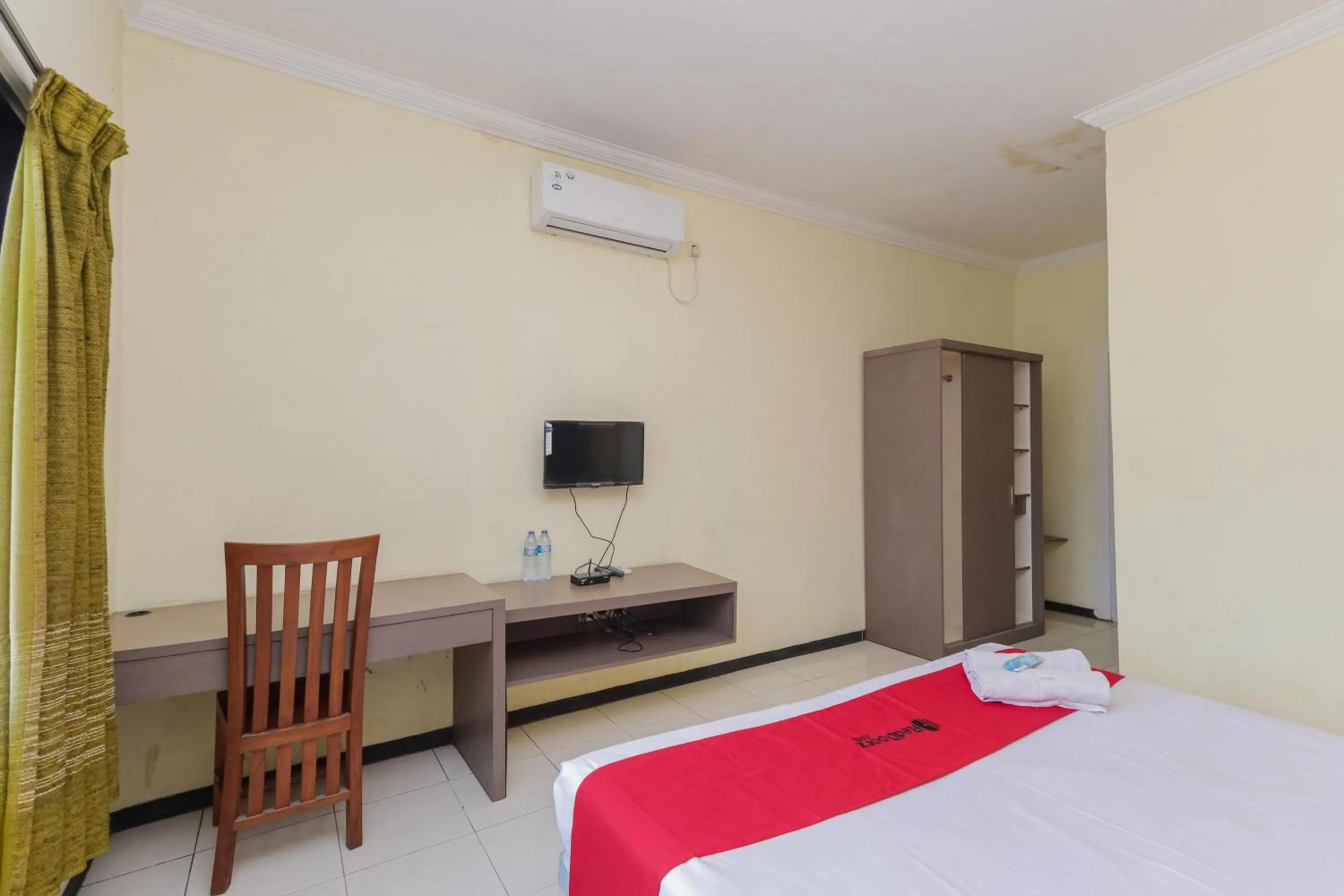 Bedroom, Bed in RedDoorz near Gubeng Station Surabaya