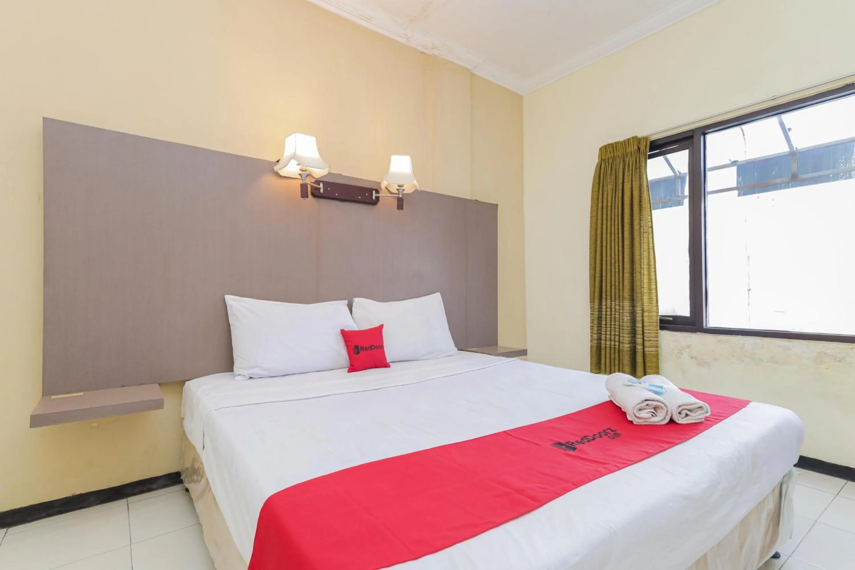 Bedroom, Bed in RedDoorz near Gubeng Station Surabaya