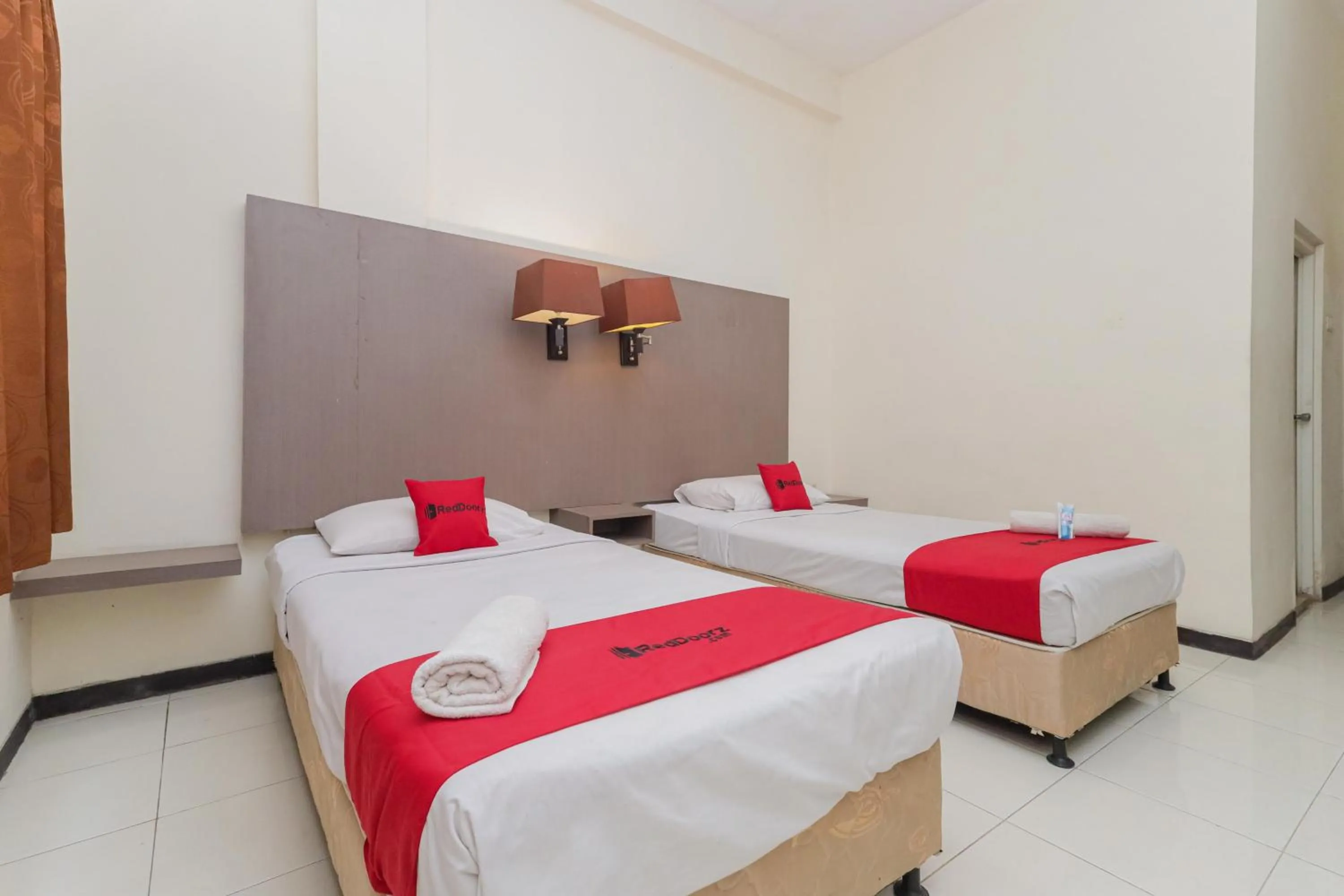 Bedroom, Bed in RedDoorz near Gubeng Station Surabaya