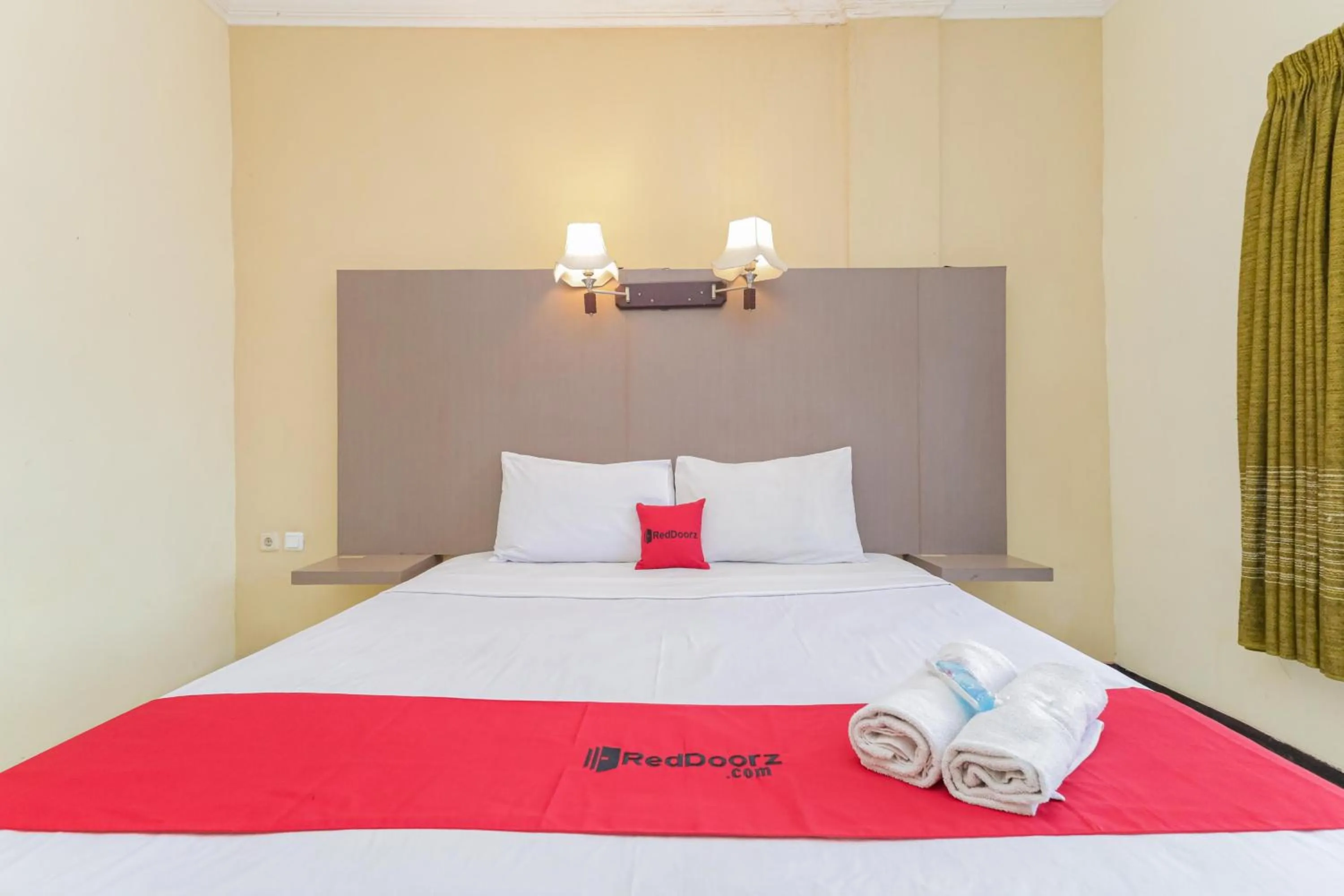 Bedroom, Bed in RedDoorz near Gubeng Station Surabaya