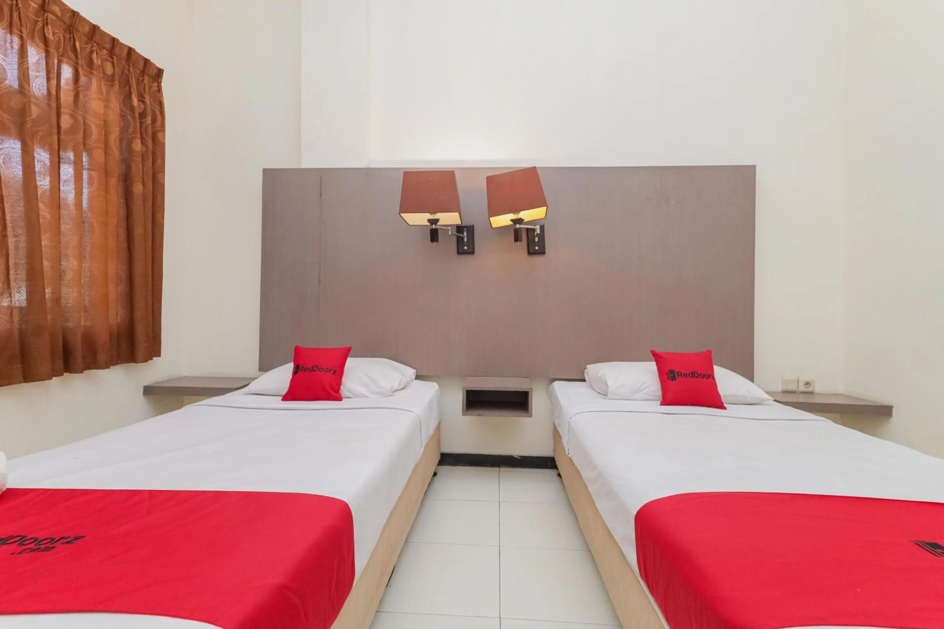 Bedroom, Bed in RedDoorz near Gubeng Station Surabaya