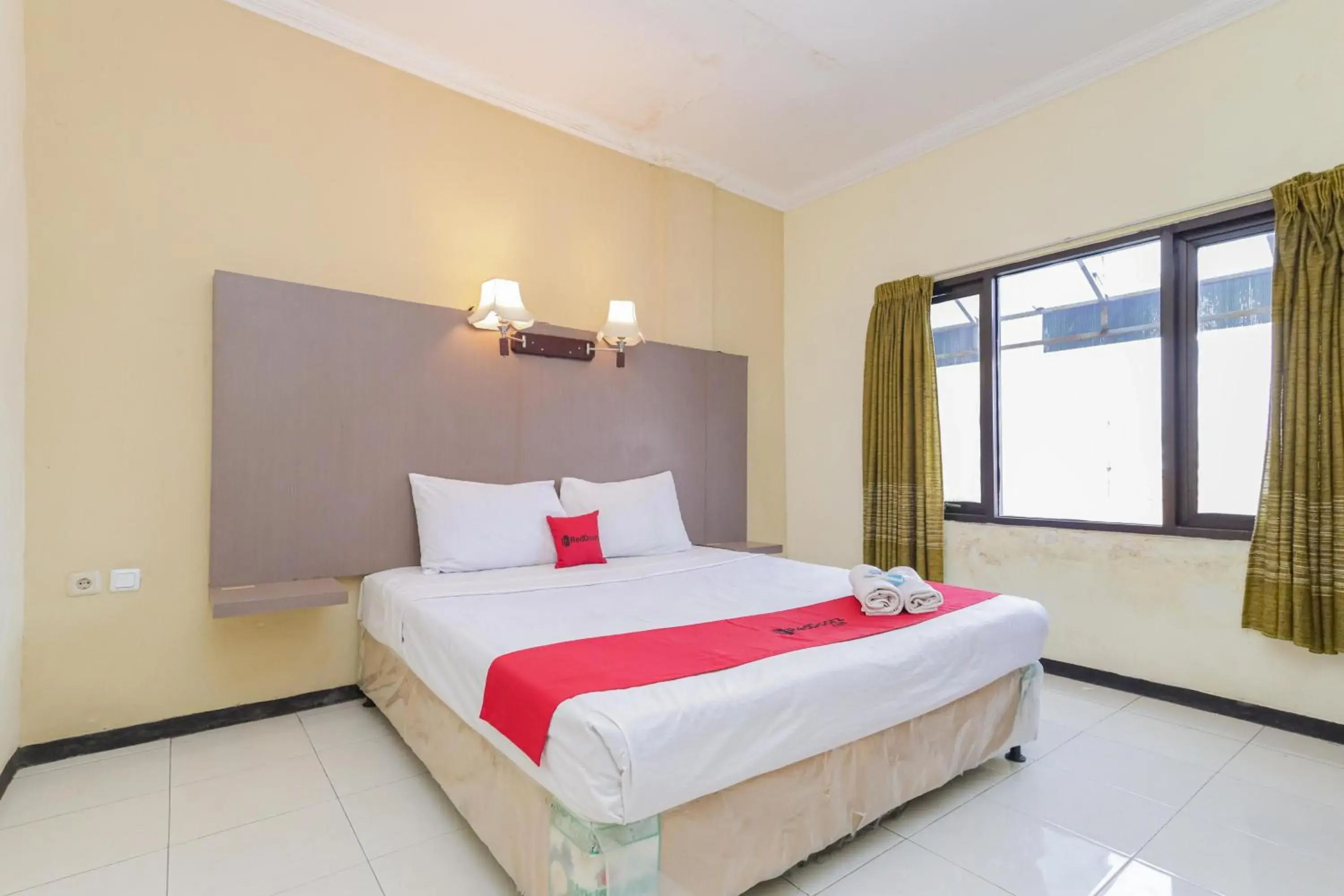 Standard Double Room in RedDoorz near Gubeng Station Surabaya Standard Double Room in RedDoorz near Gubeng Station Surabaya