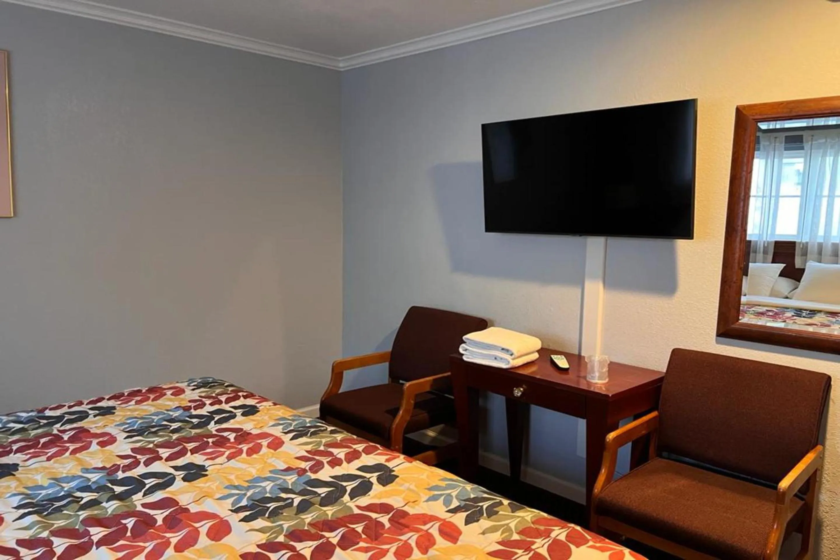 Bedroom, Bed in Islander Motel Santa Cruz CA