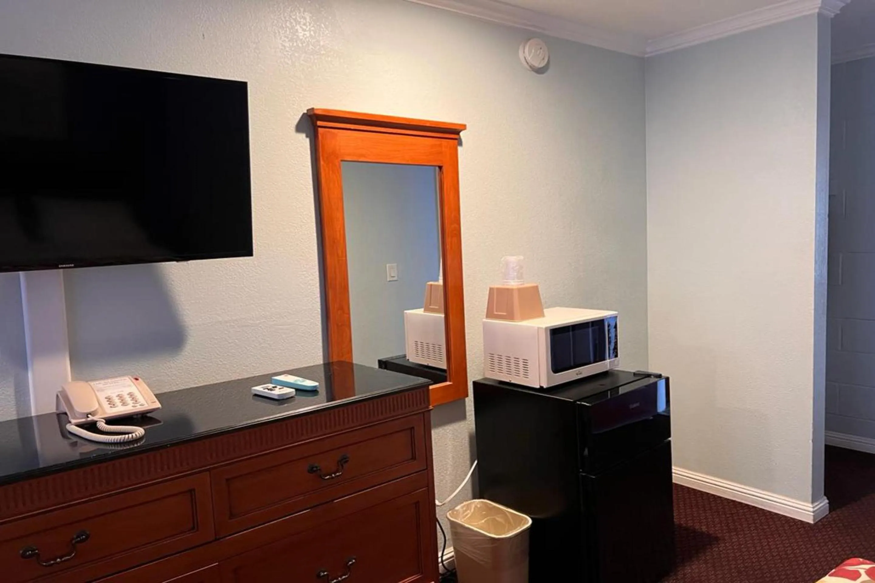 TV and multimedia in Islander Motel Santa Cruz CA