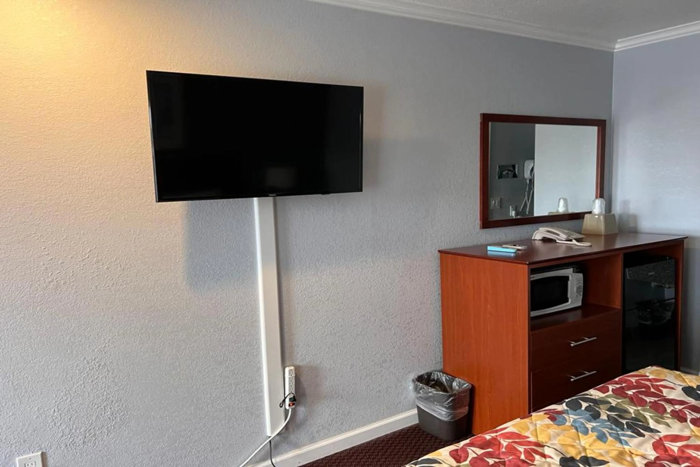 TV and multimedia, Bed in Islander Motel Santa Cruz CA