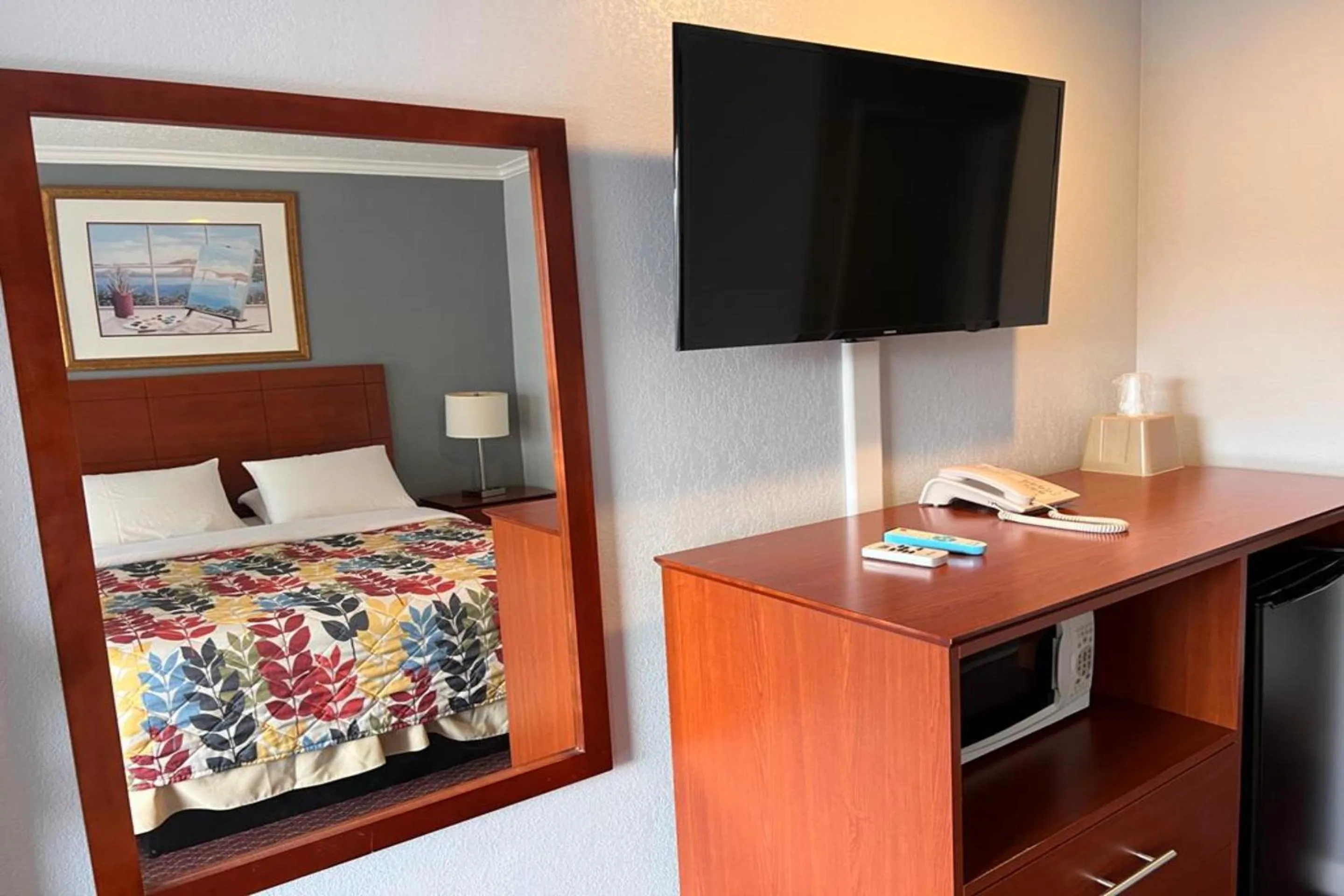 Bedroom, Bed in Islander Motel Santa Cruz CA