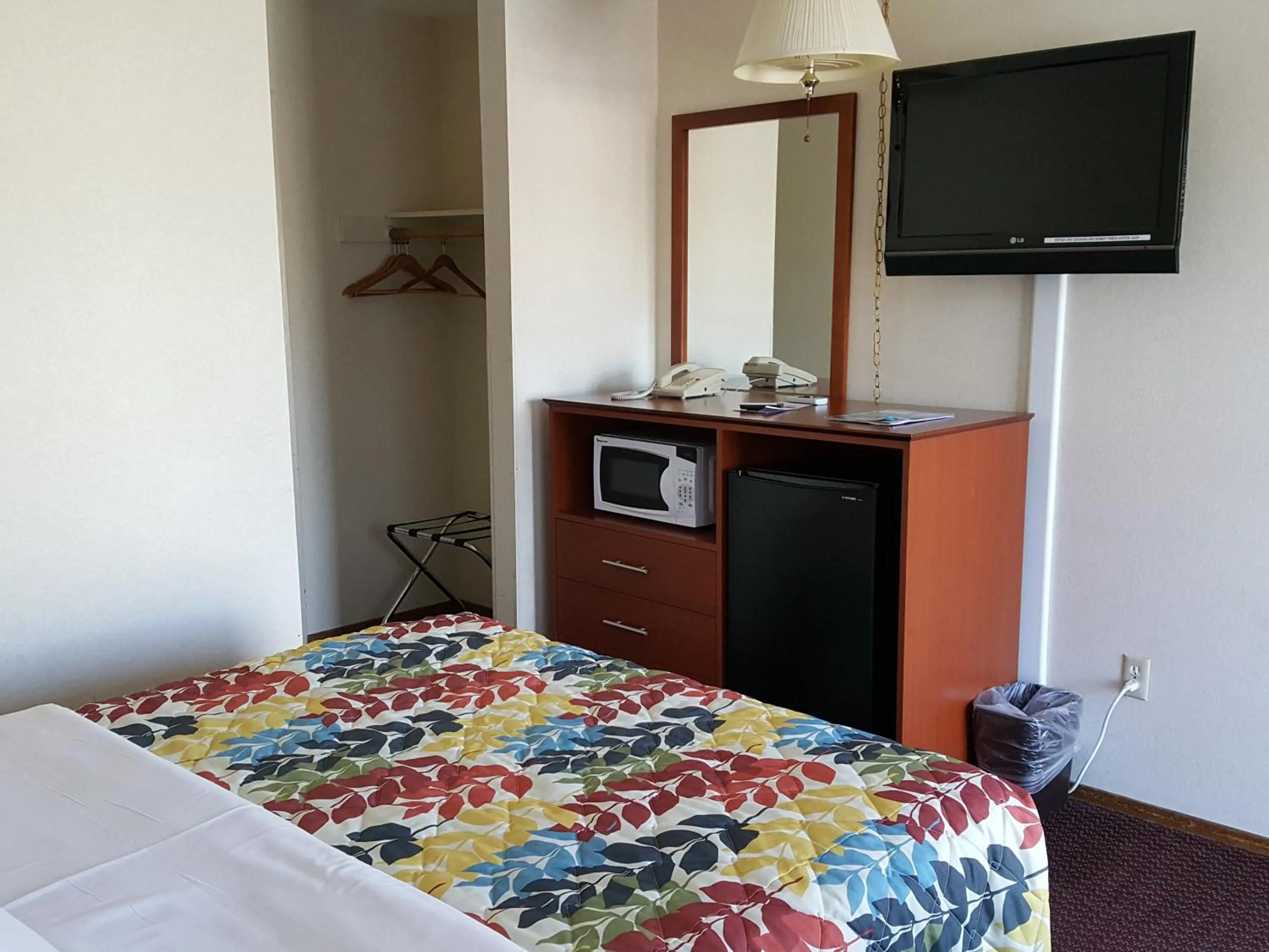 Photo of the whole room, Bed in Islander Motel Santa Cruz CA