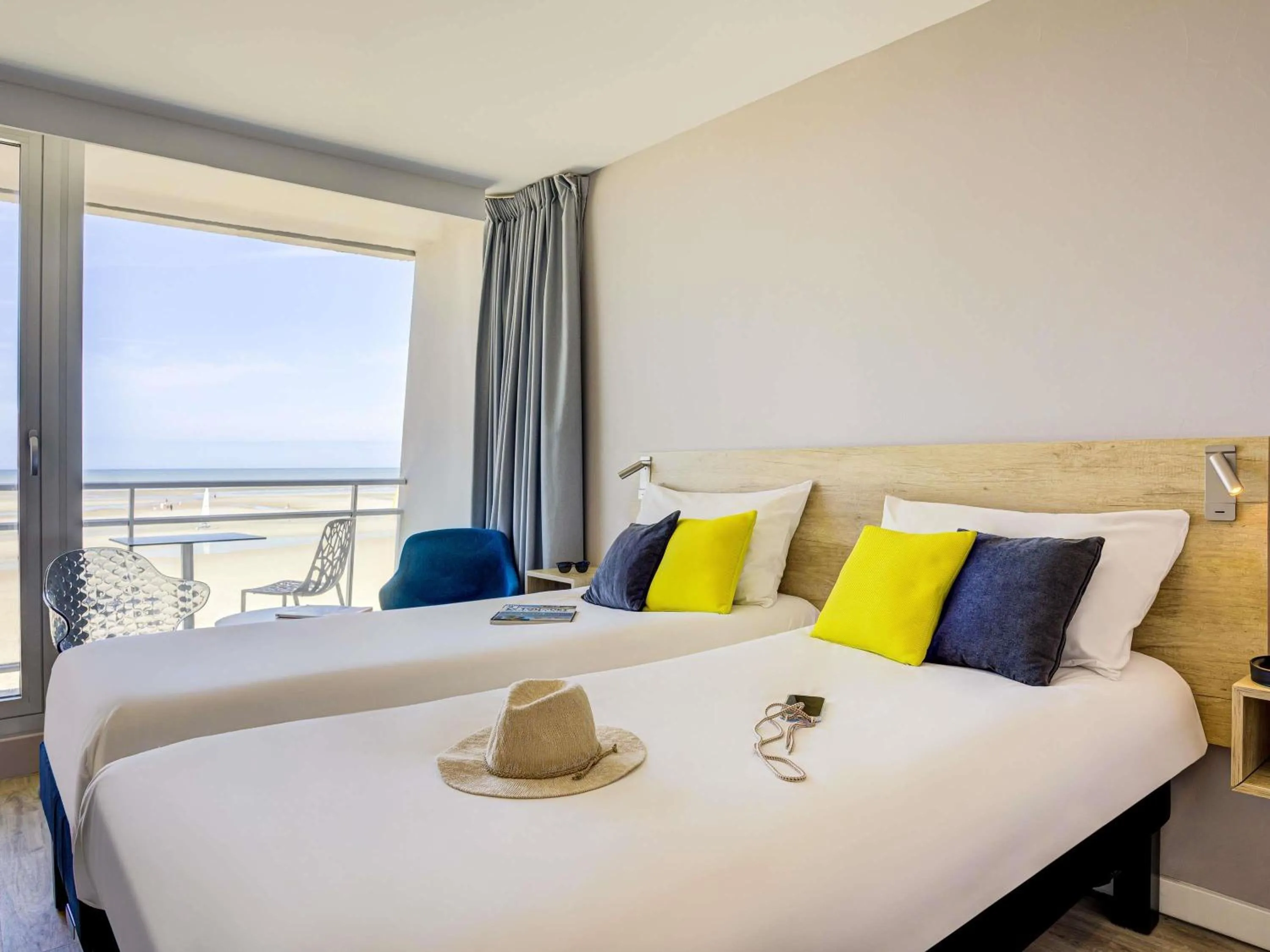 Bedroom, Bed in ibis Thalassa Le Touquet