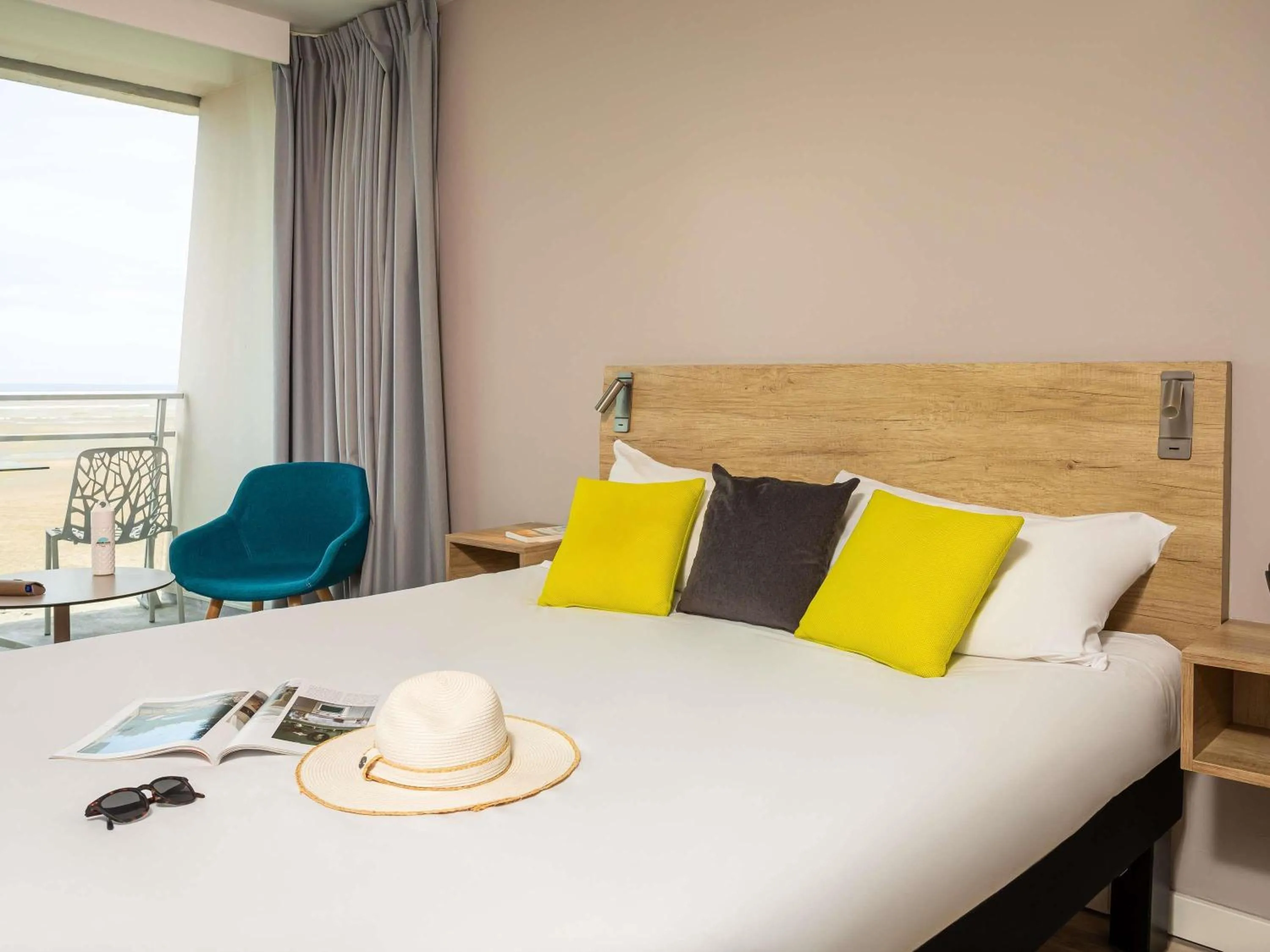 Bedroom, Bed in ibis Thalassa Le Touquet