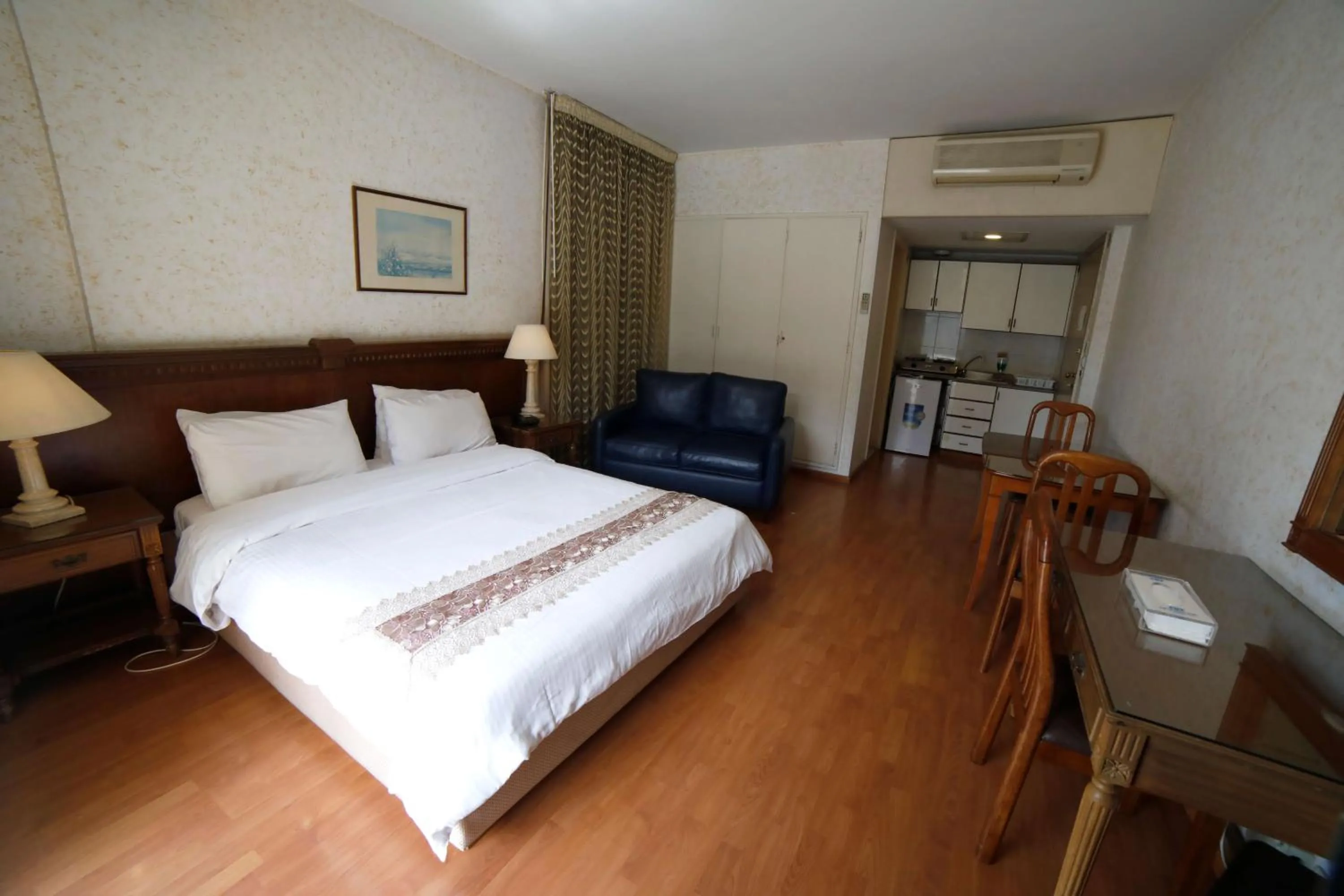 Kitchen or kitchenette, Bed in Holiday Home Suites