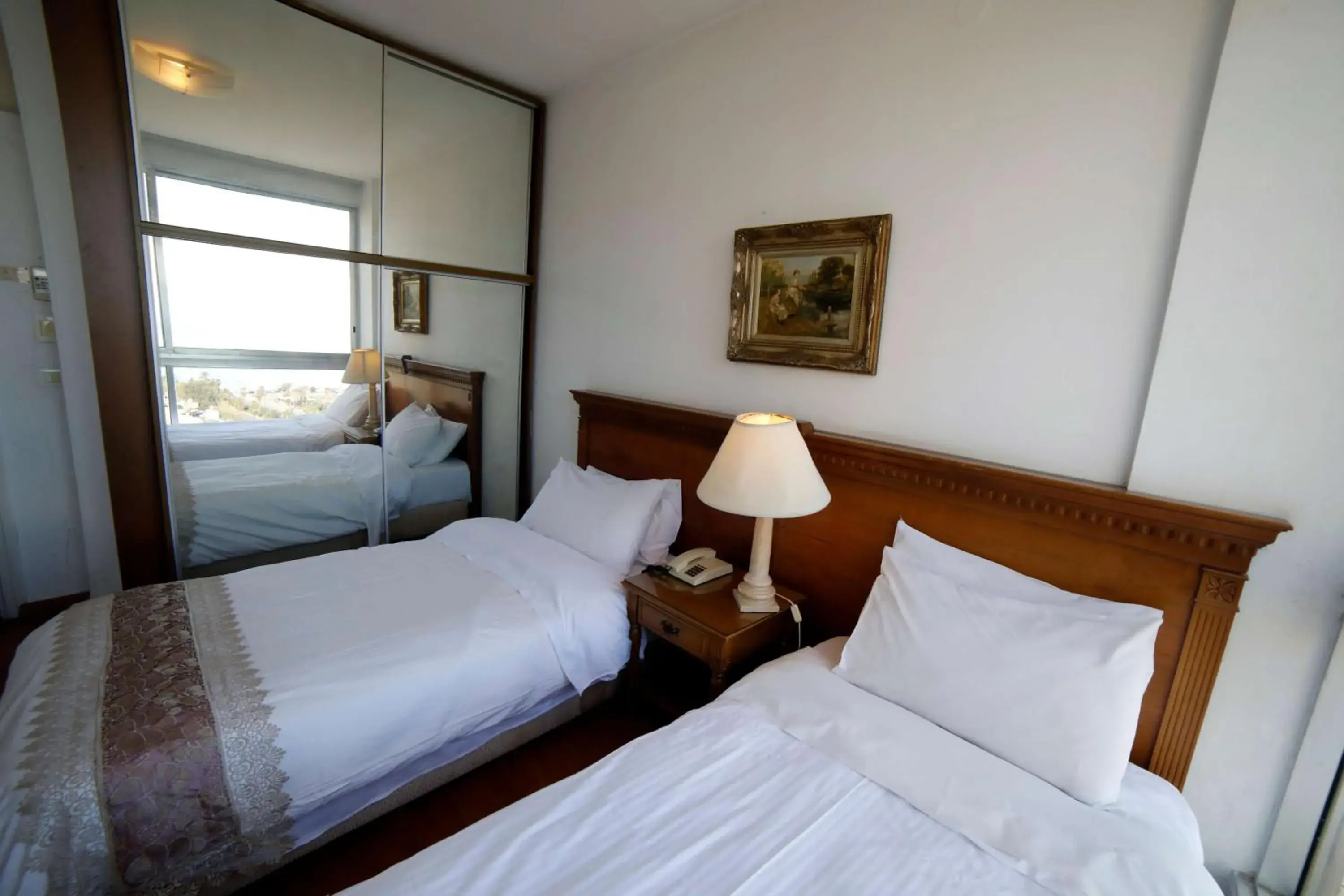 Deluxe Double or Twin Room in Holiday Home Suites Deluxe Double or Twin Room in Holiday Home Suites