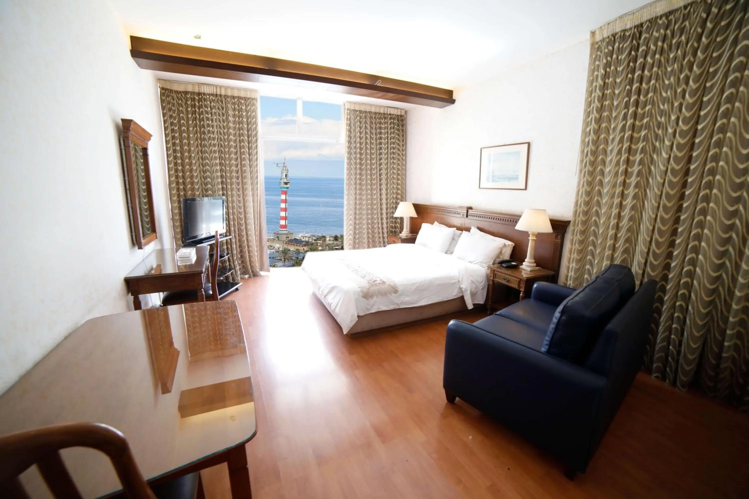 Photo of the whole room, Bed in Holiday Home Suites