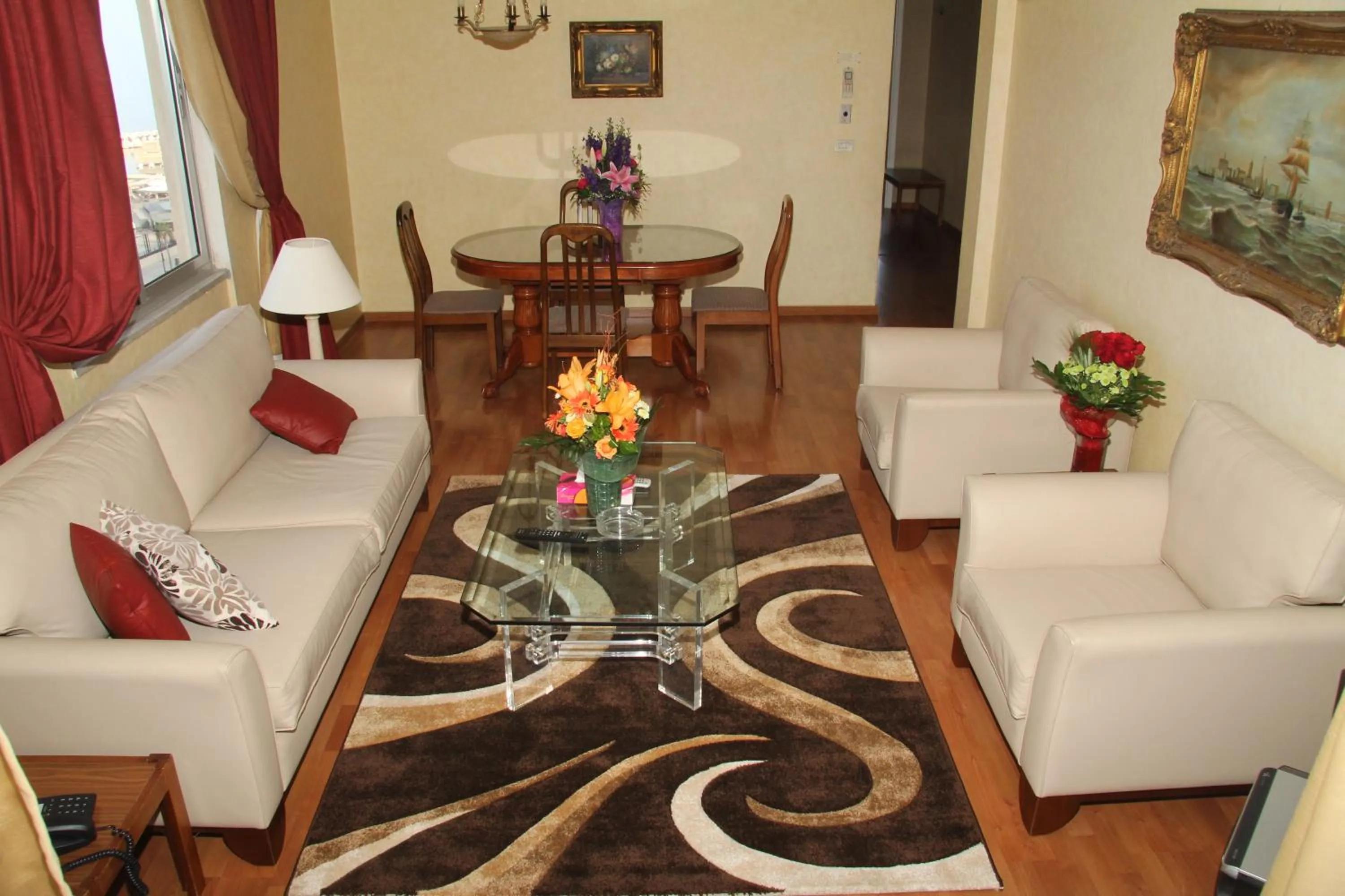 Dining area in Holiday Home Suites