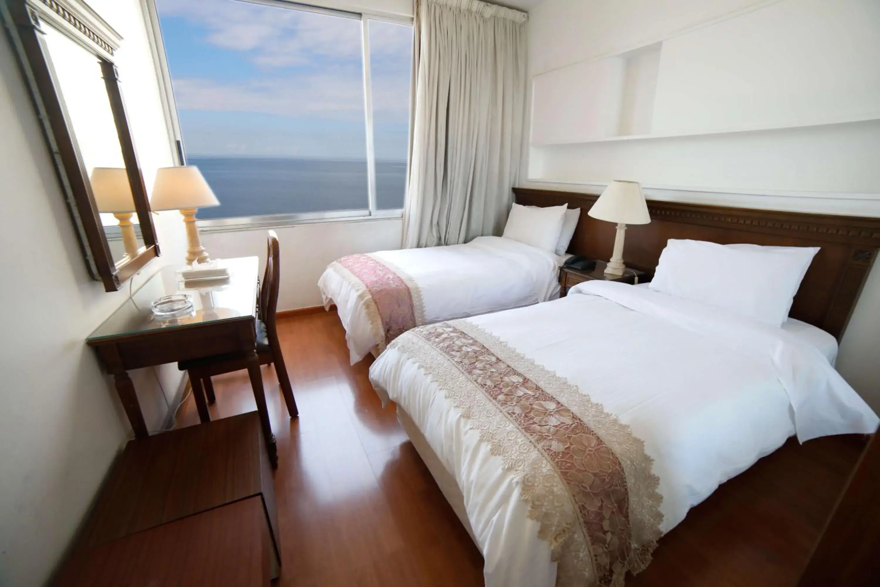 Deluxe Double or Twin Room in Holiday Home Suites Deluxe Double or Twin Room in Holiday Home Suites