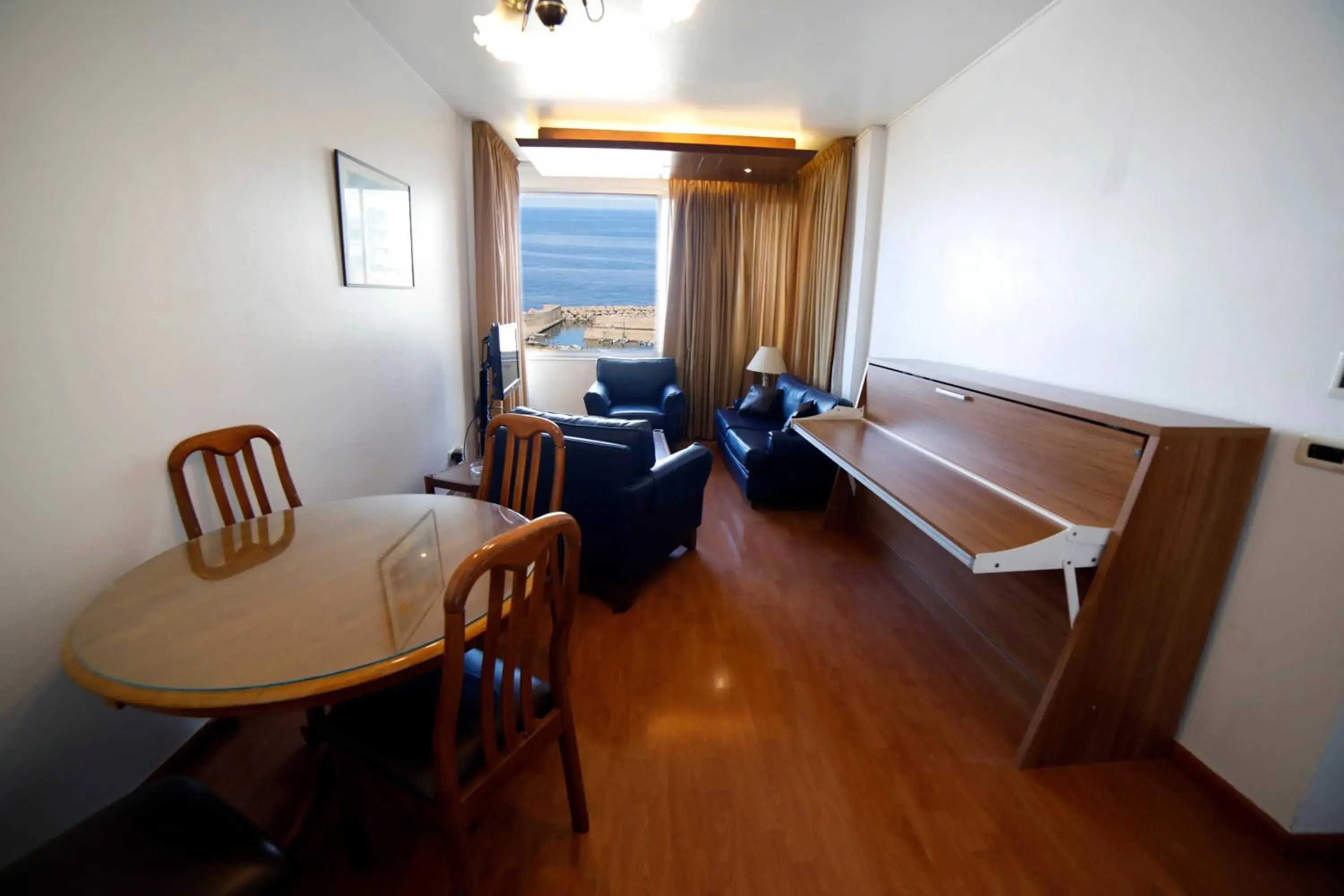 Deluxe Double or Twin Room in Holiday Home Suites Deluxe Double or Twin Room in Holiday Home Suites