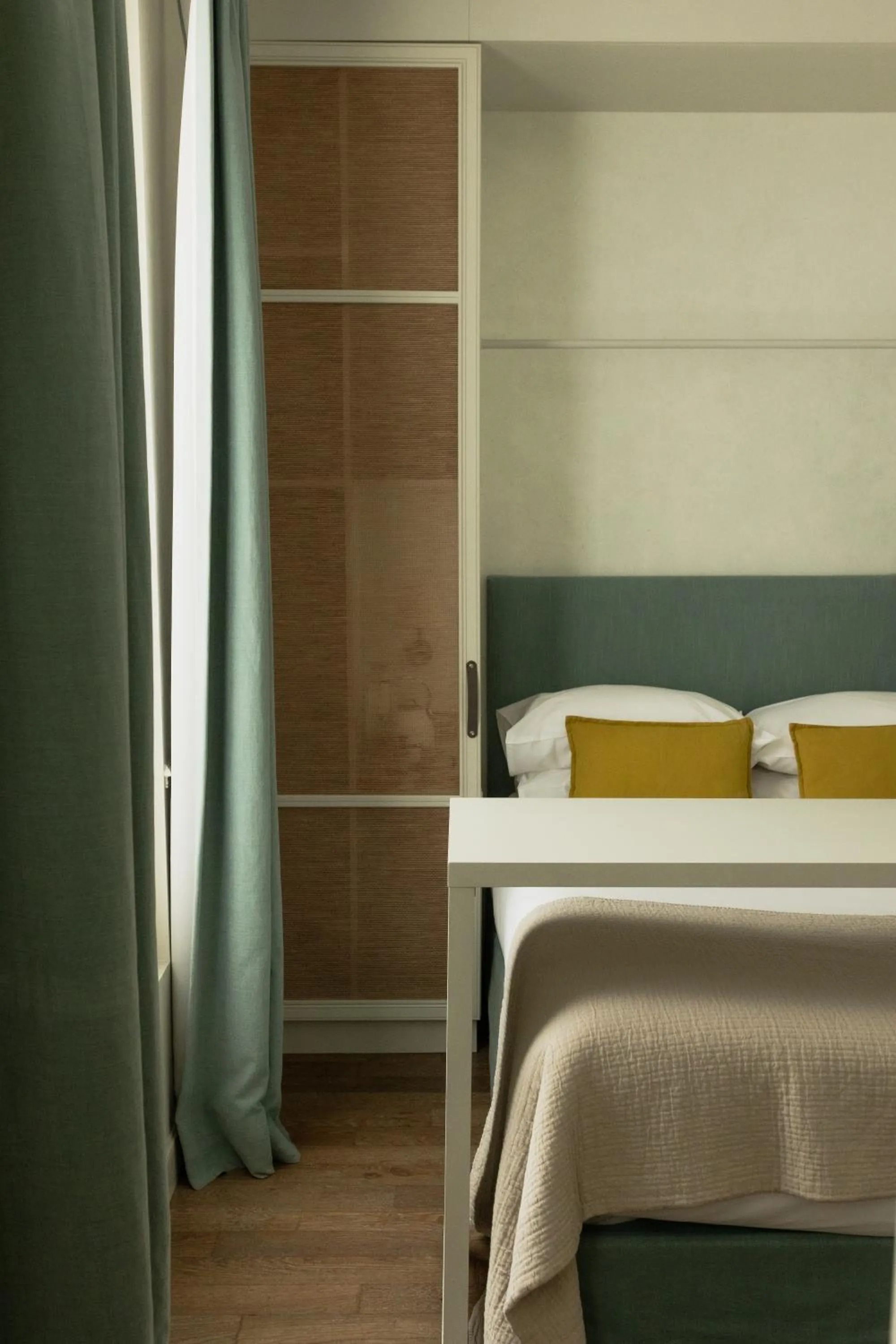 Bed in HOY Paris - Yoga Hotel