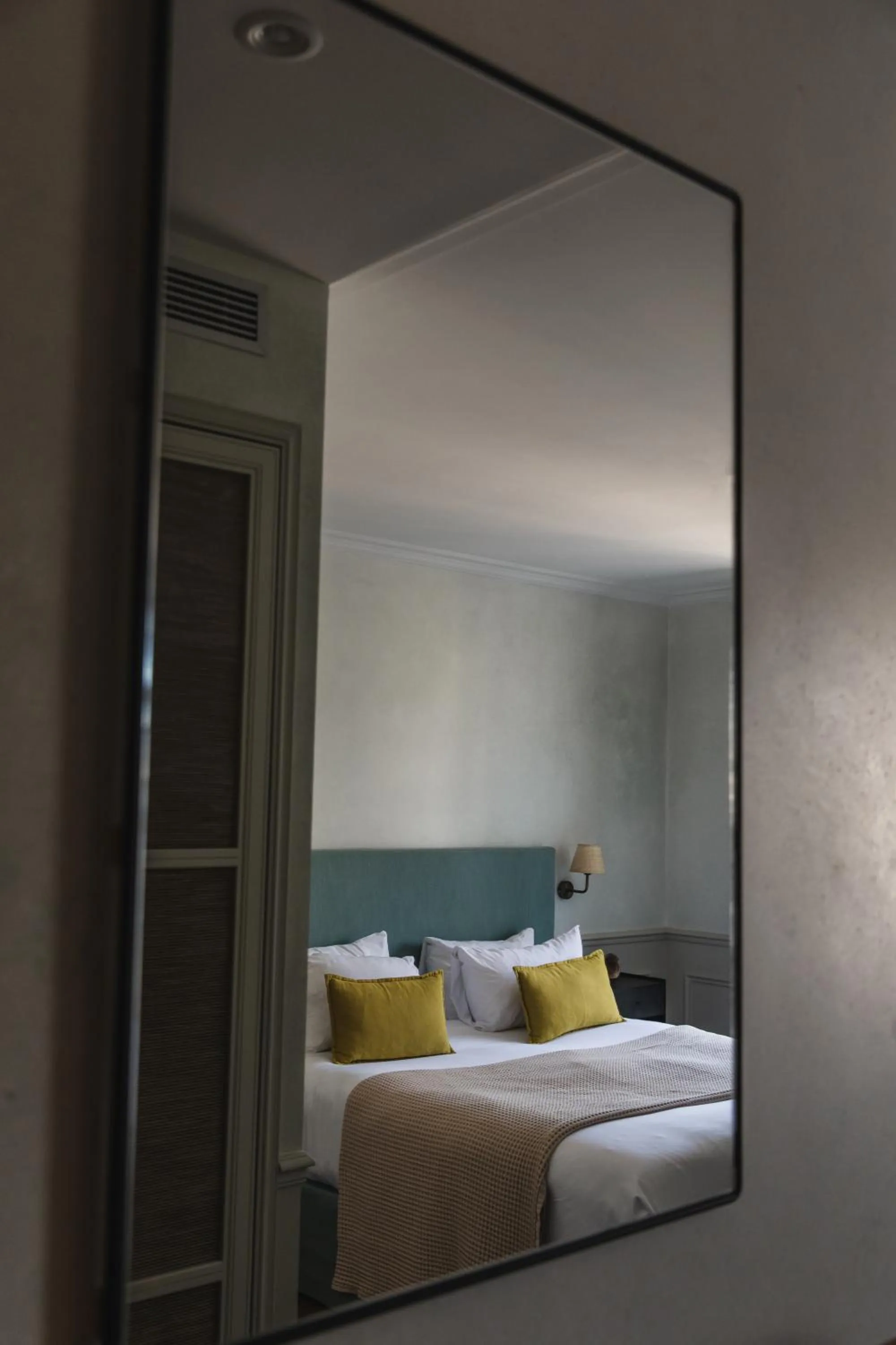 Bed in HOY Paris - Yoga Hotel