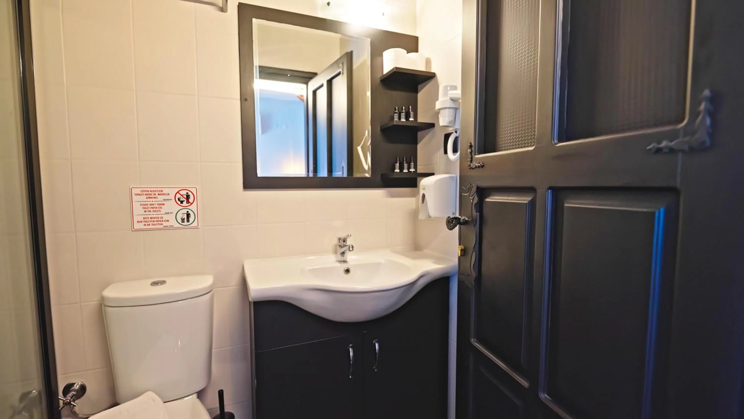 Bathroom in Yasemin Hotel