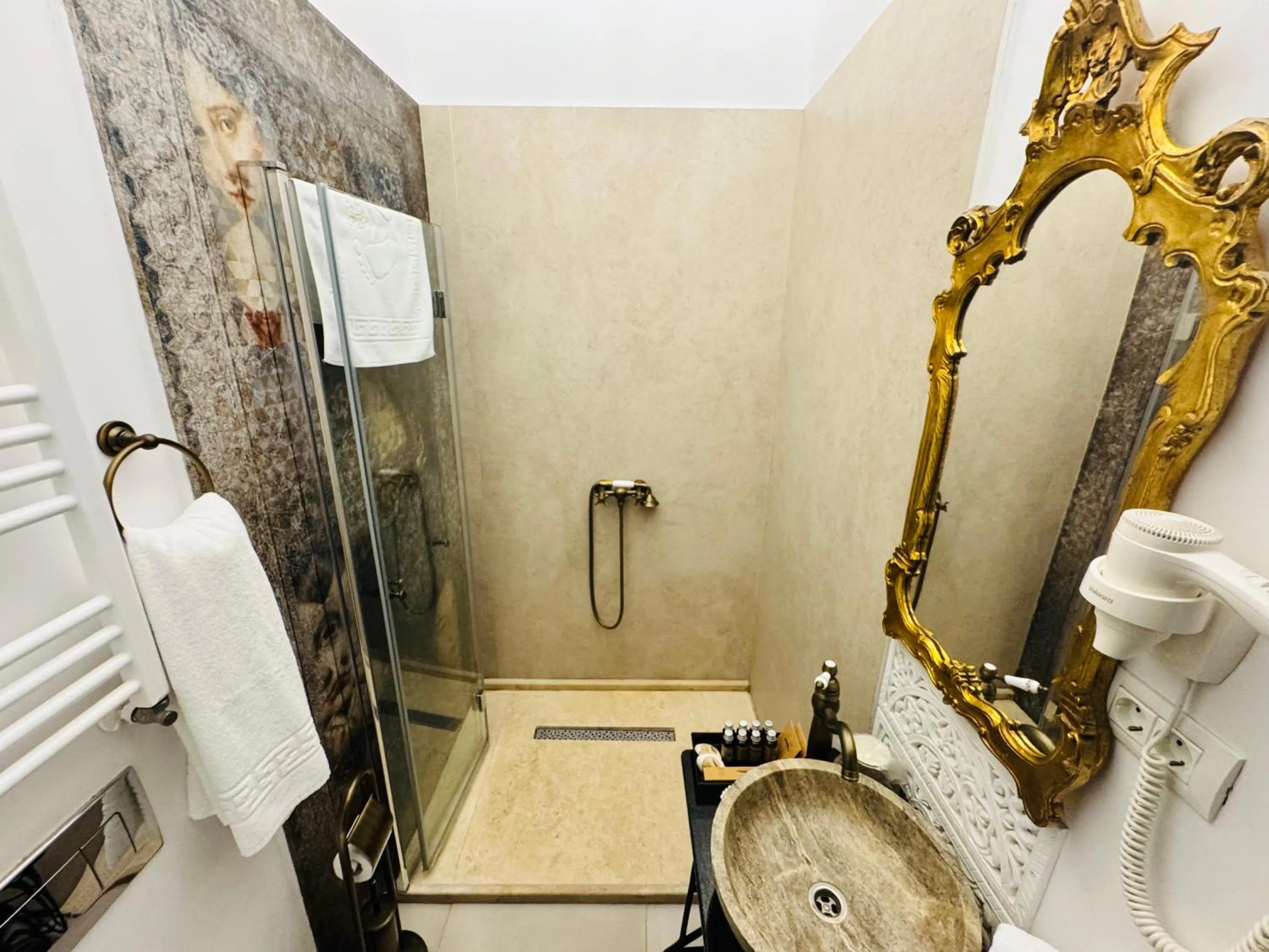 Shower in Conacul Coroanei Luxury Boutique Hotel