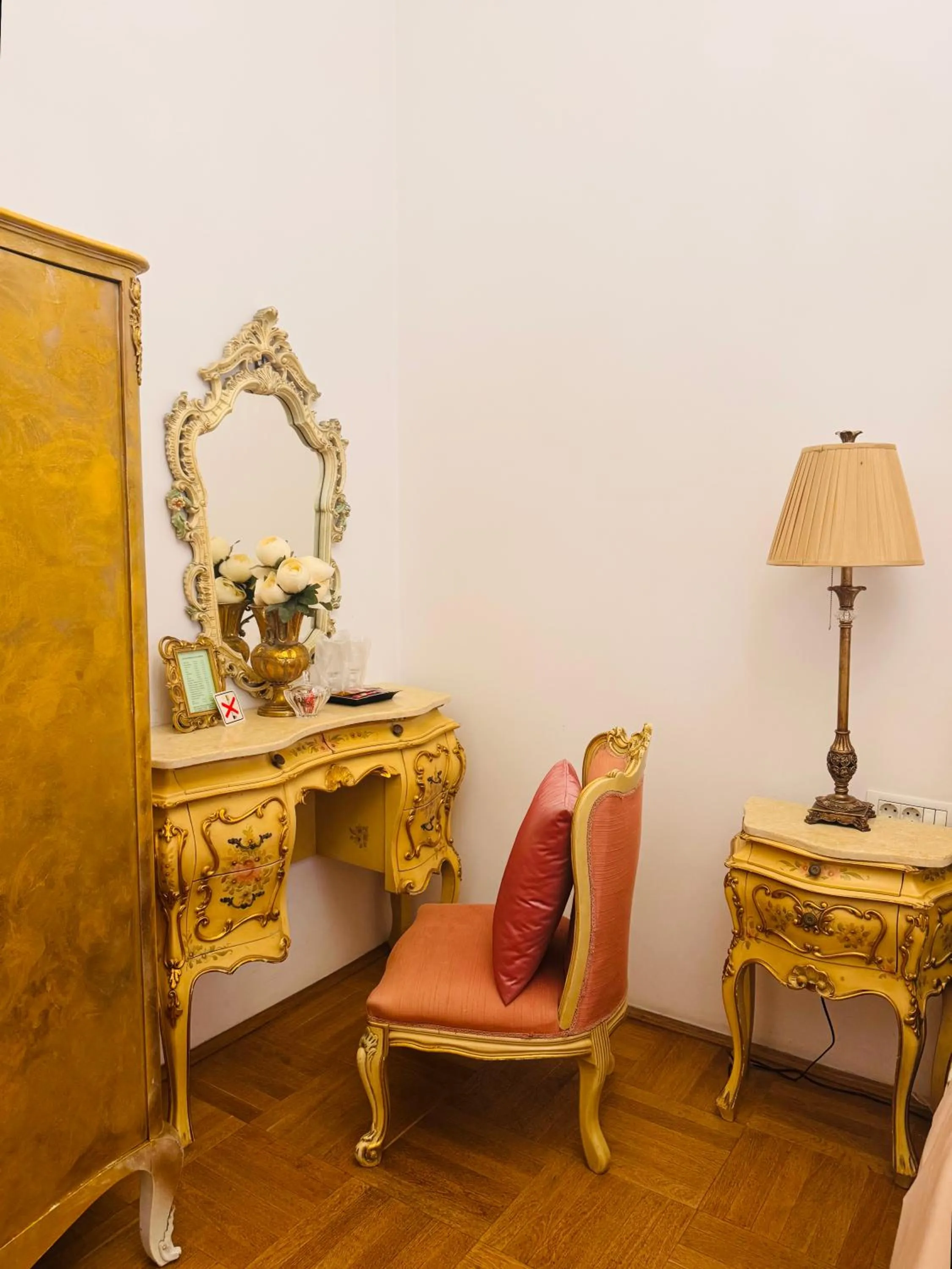 Photo of the whole room in Conacul Coroanei Luxury Boutique Hotel