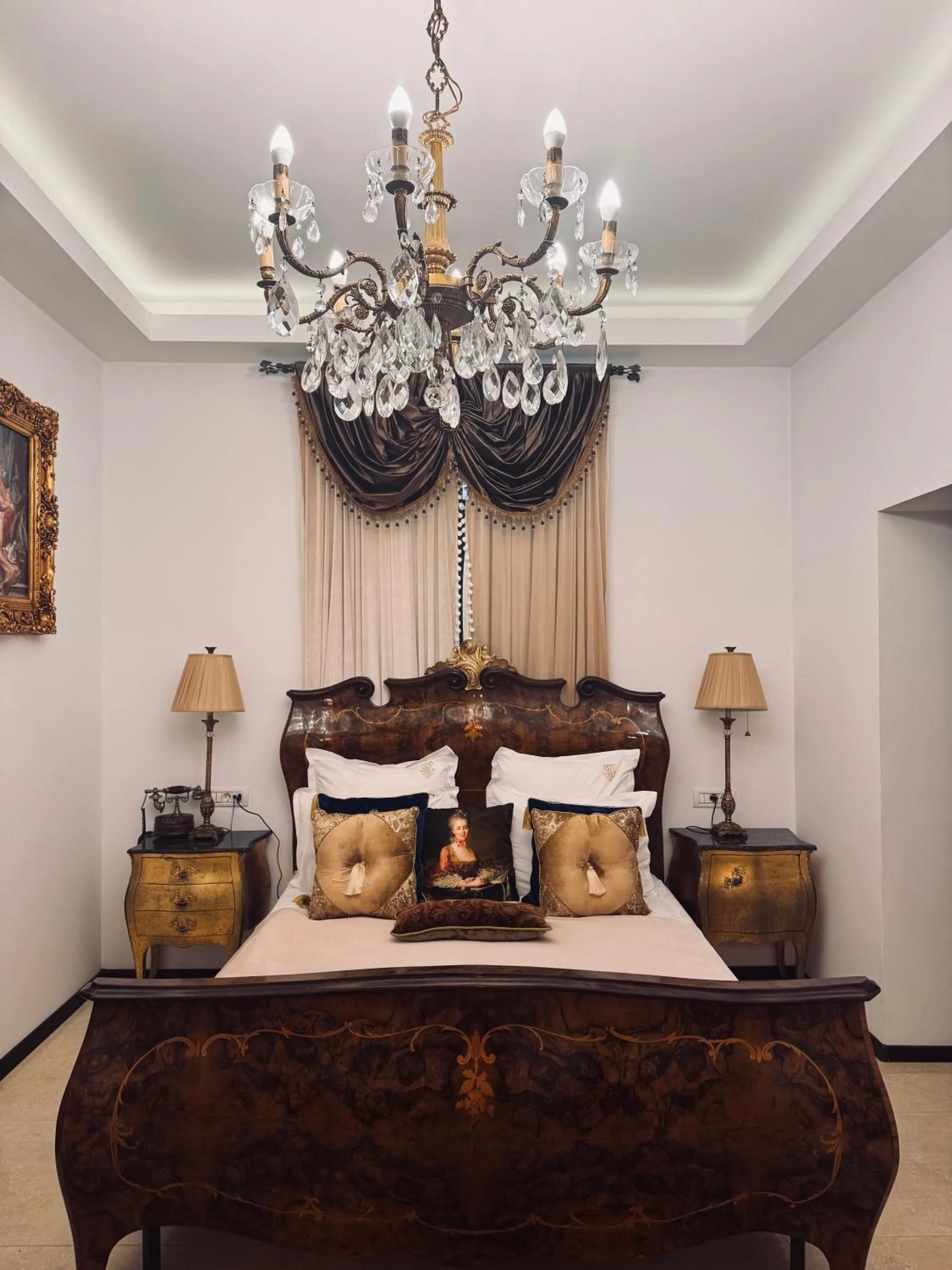 Bed in Conacul Coroanei Luxury Boutique Hotel