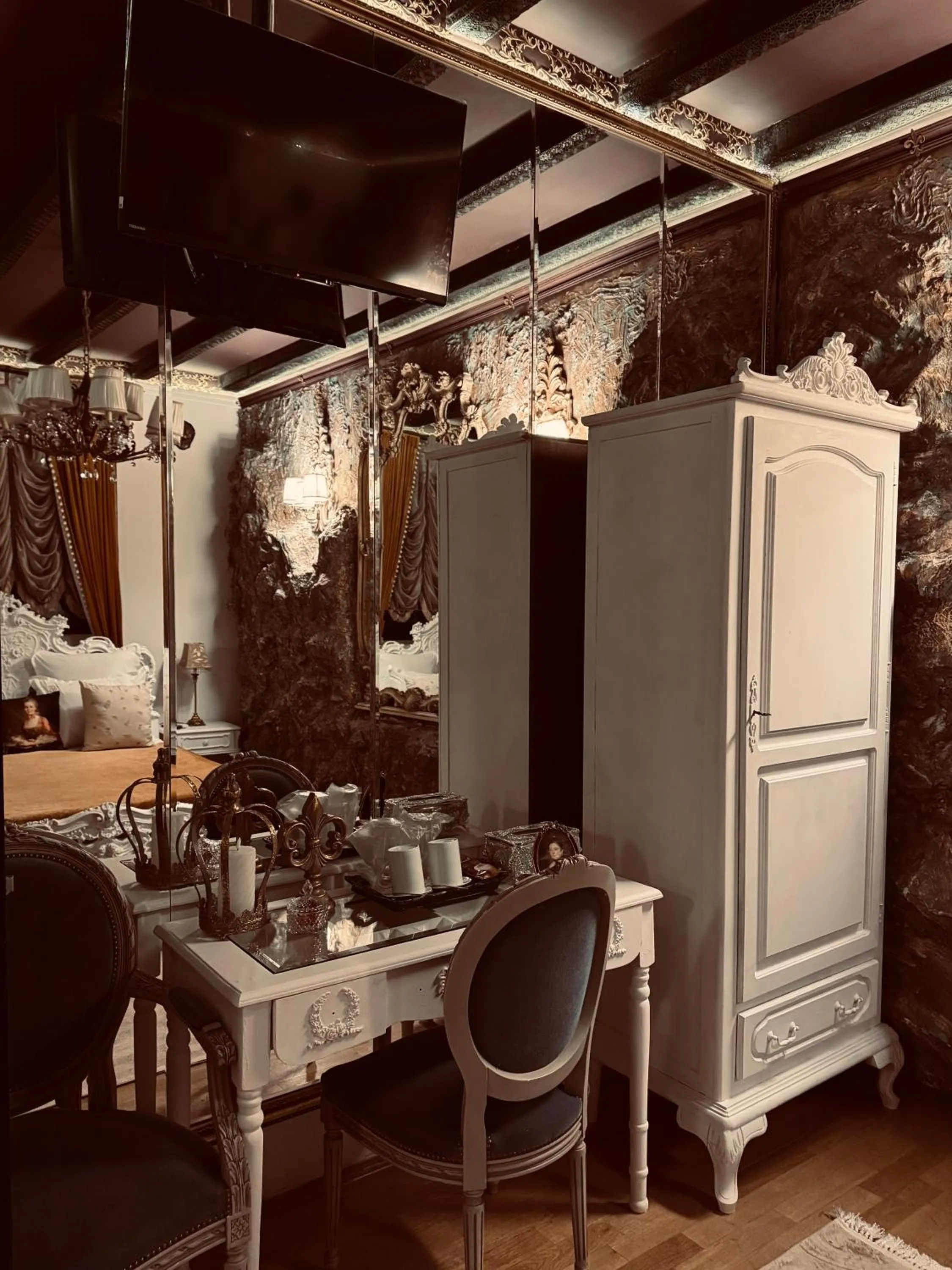 Photo of the whole room in Conacul Coroanei Luxury Boutique Hotel