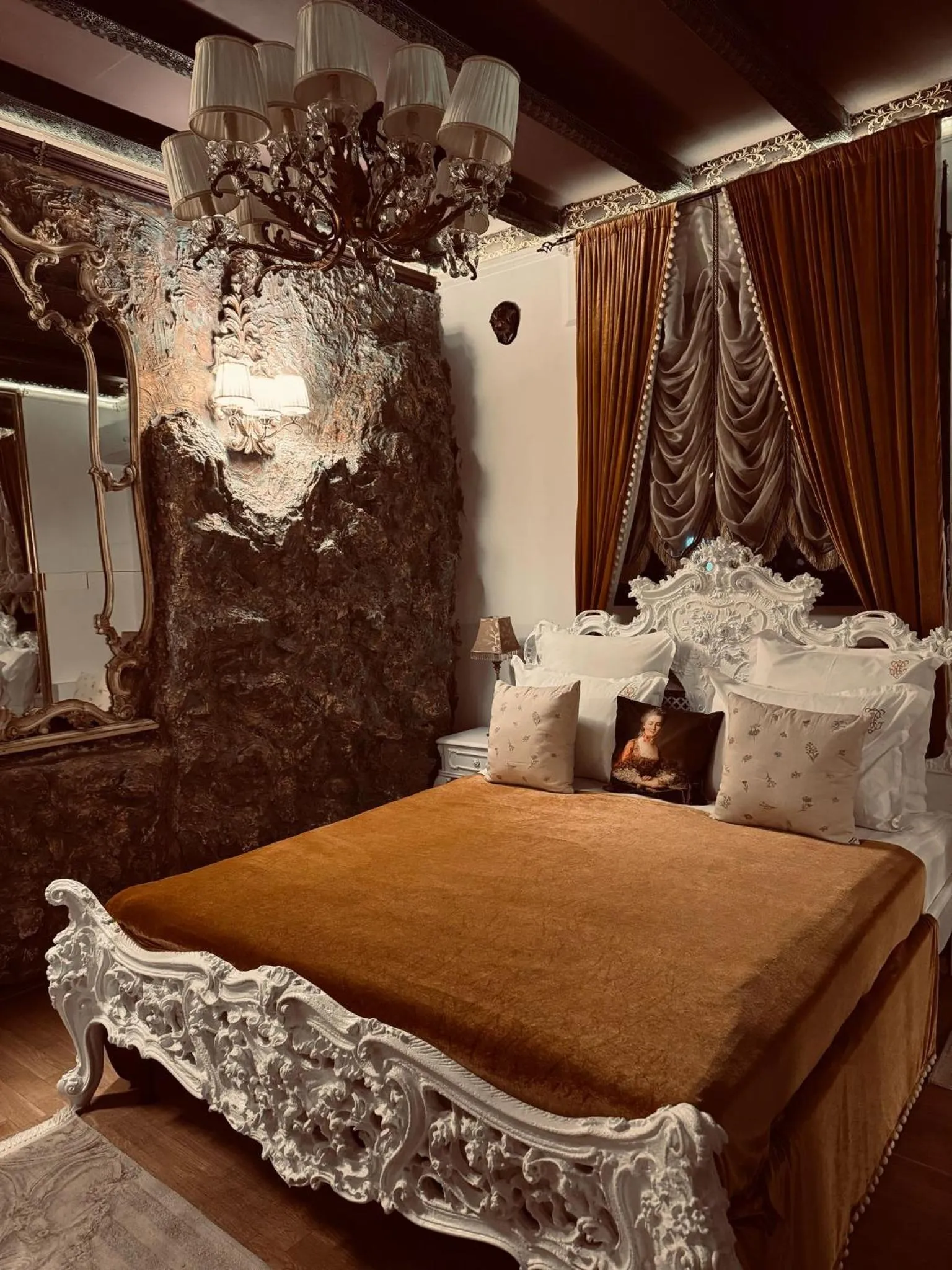 Bed in Conacul Coroanei Luxury Boutique Hotel