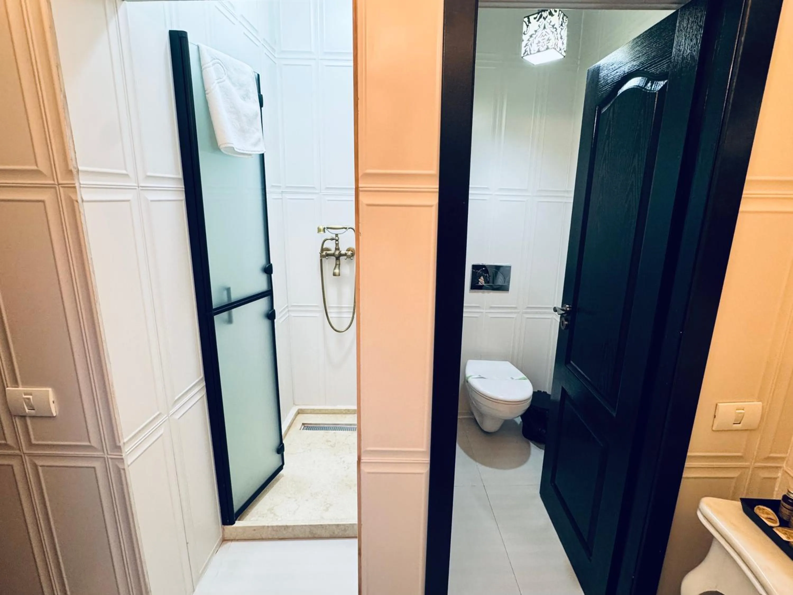 Shower in Conacul Coroanei Luxury Boutique