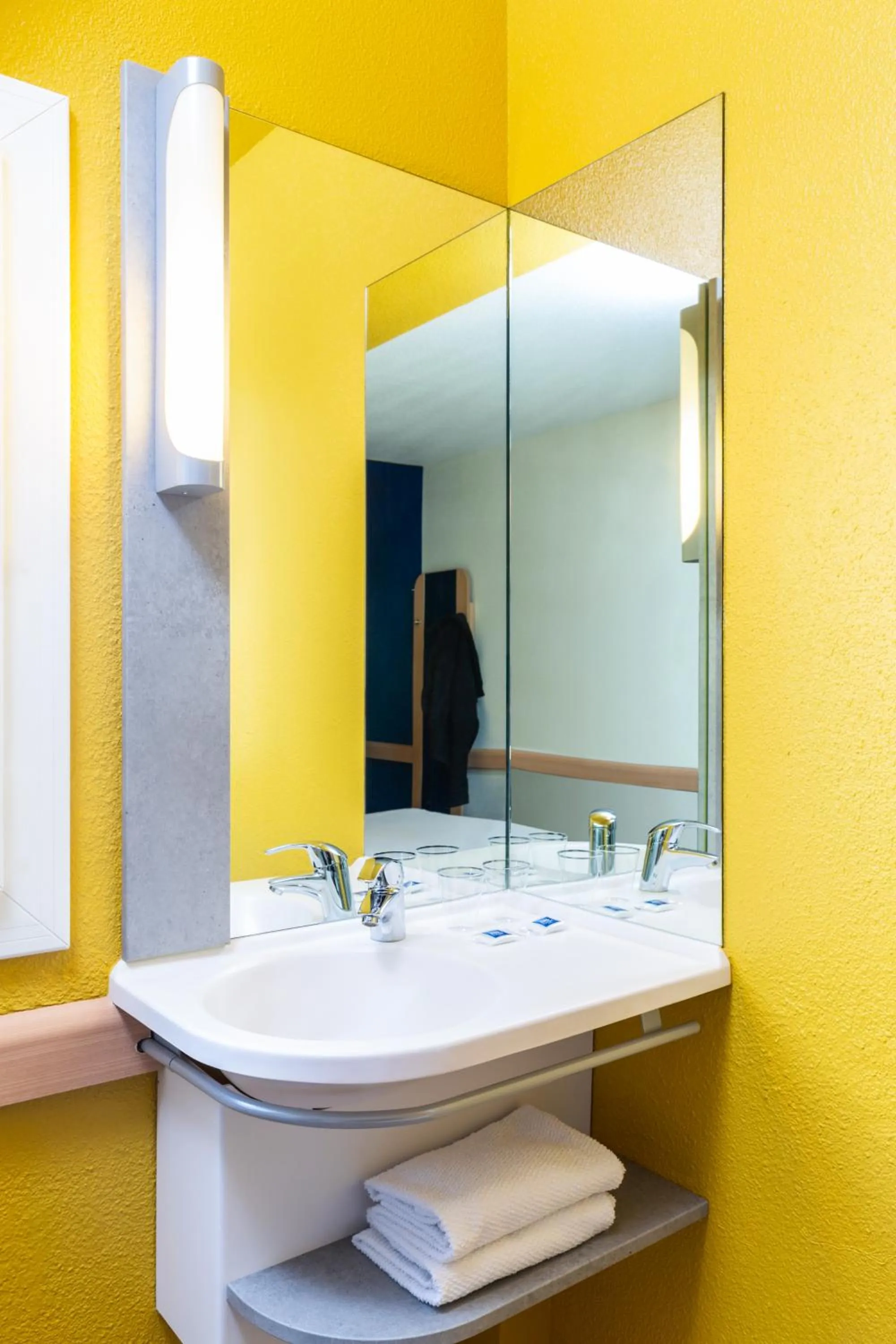 towels in ibis budget Paris Porte de Vincennes