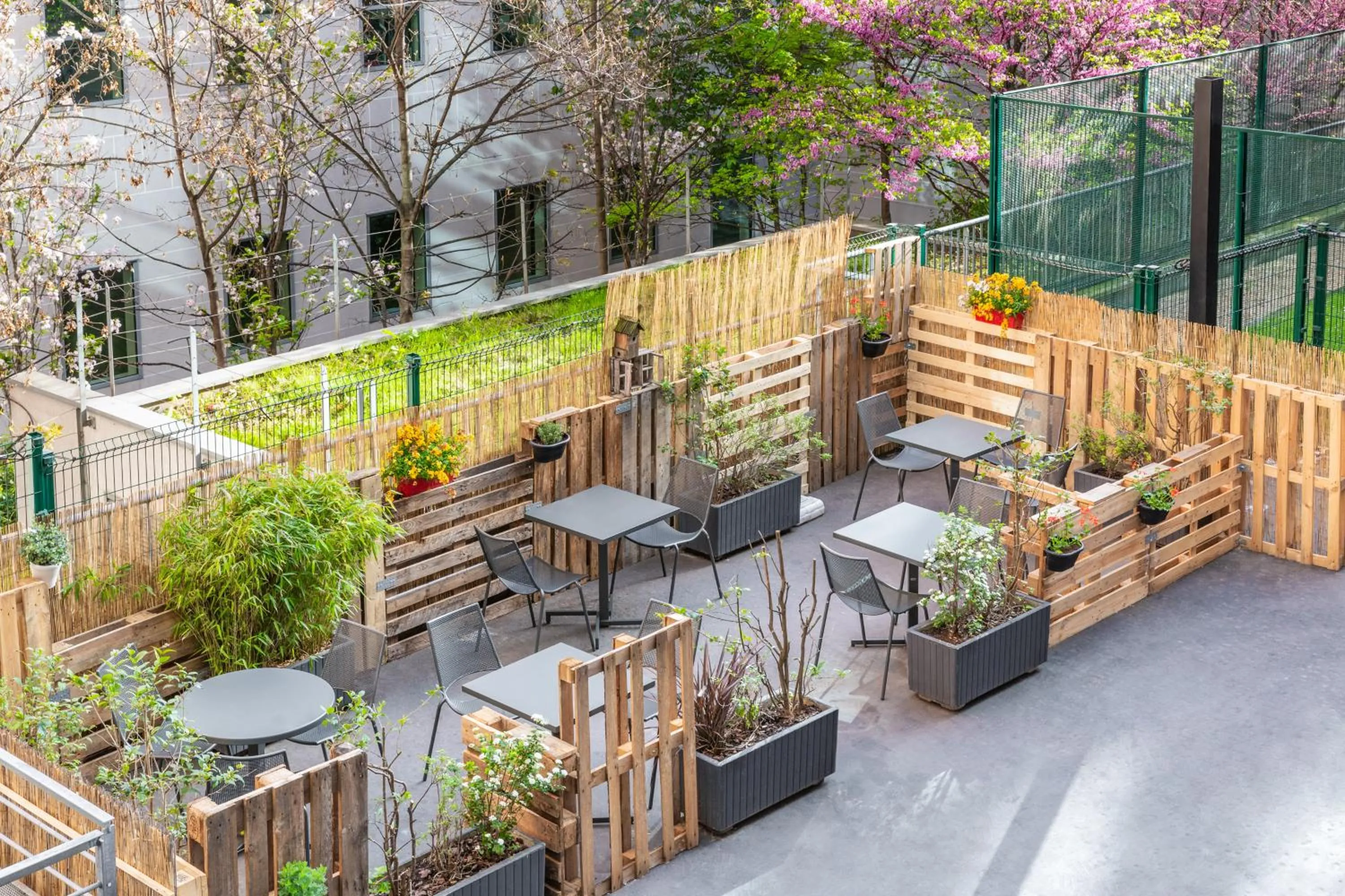 Patio in ibis budget Paris Porte de Vincennes