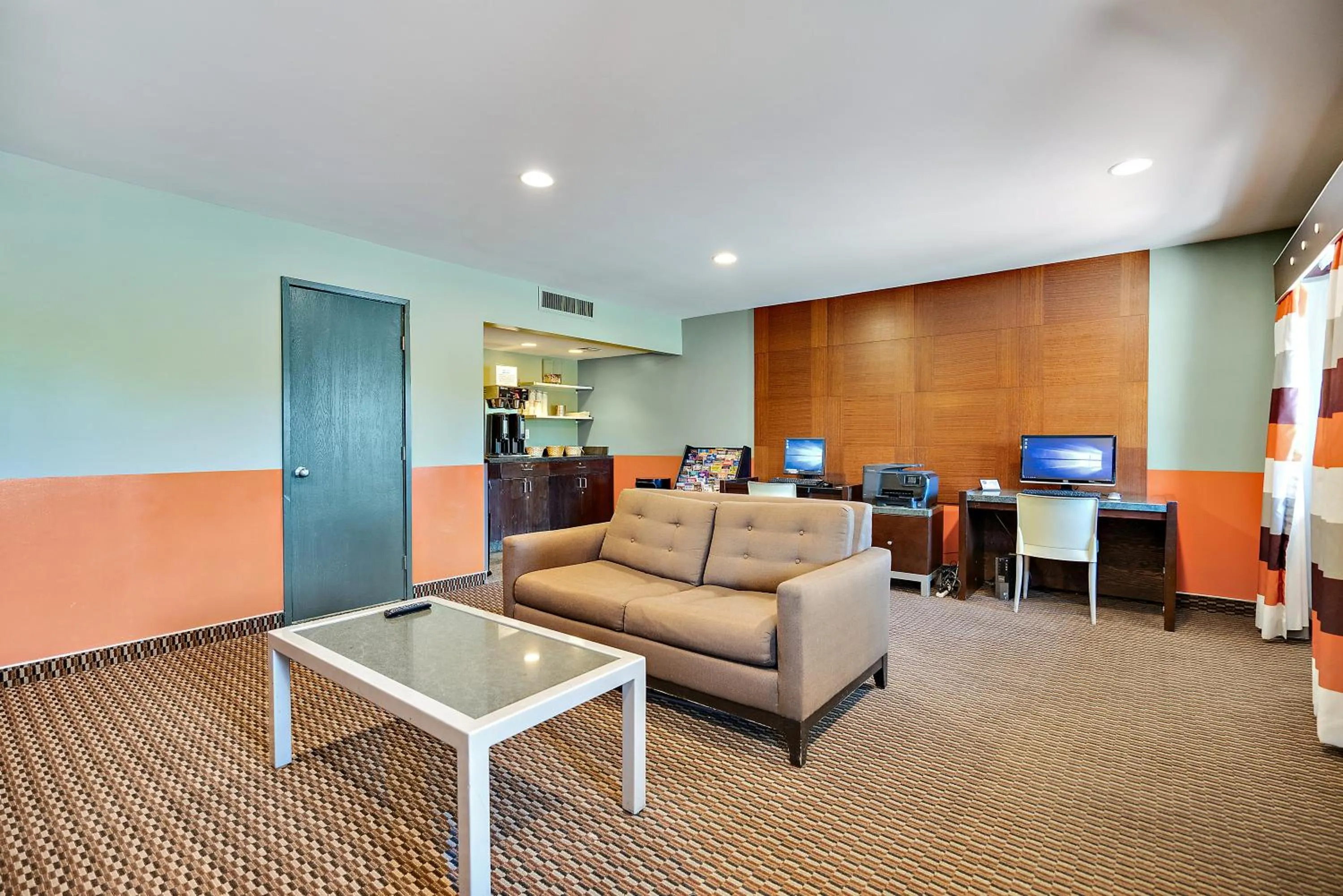 Communal lounge/ TV room in 3 Palms Hotel