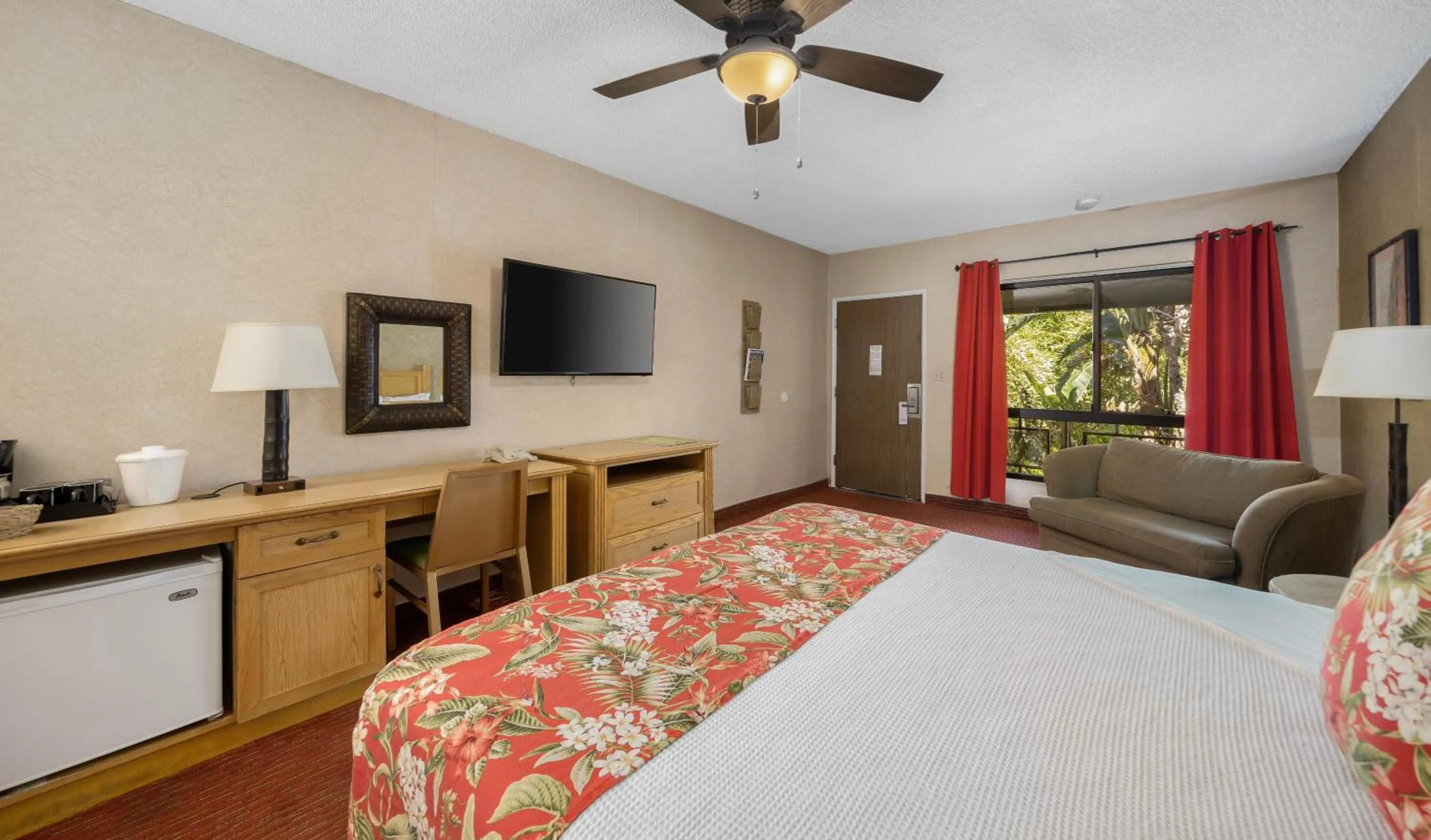 Communal lounge/ TV room, Bed in Caliente Tropics