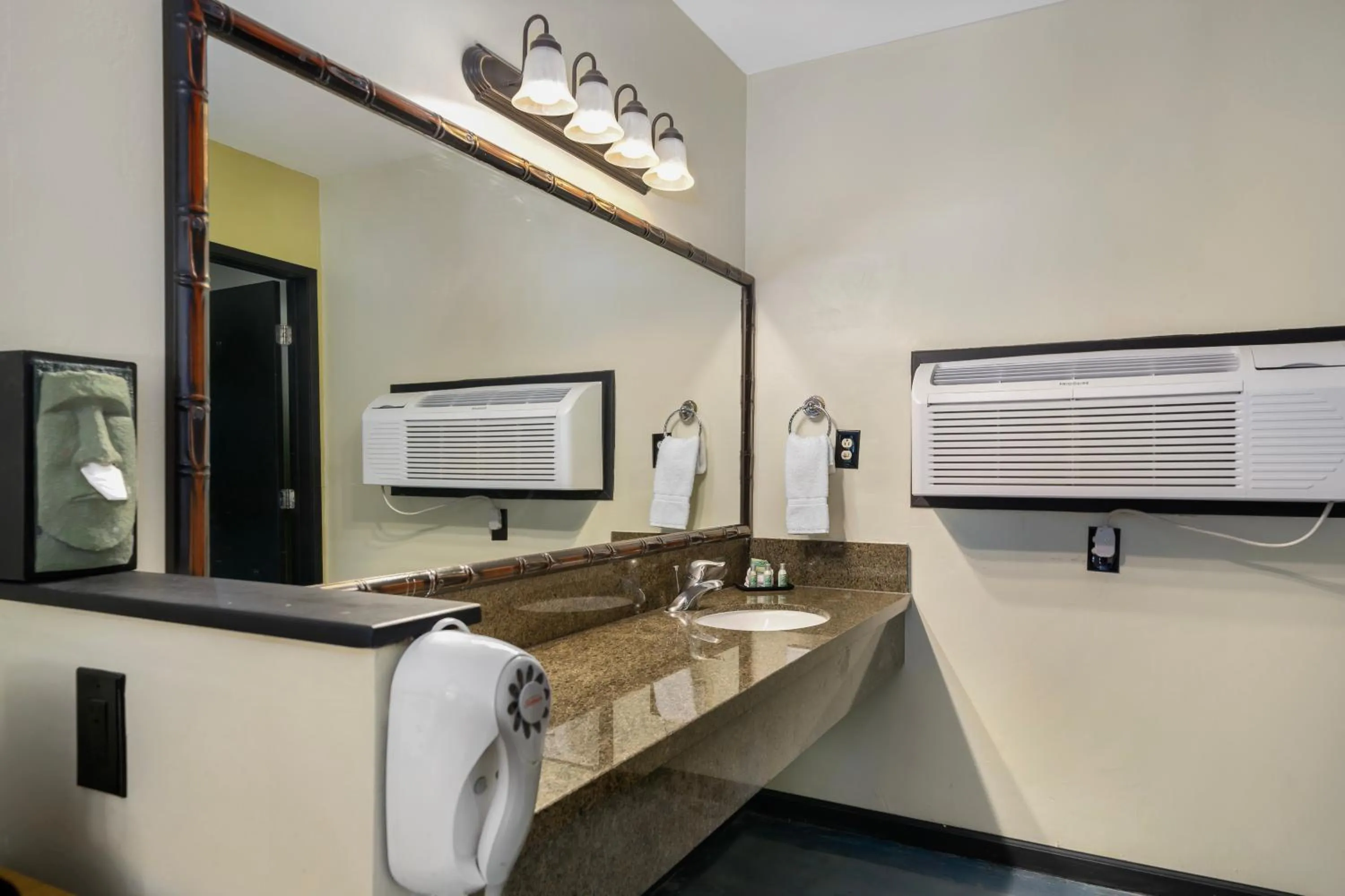 Bathroom in Caliente Tropics