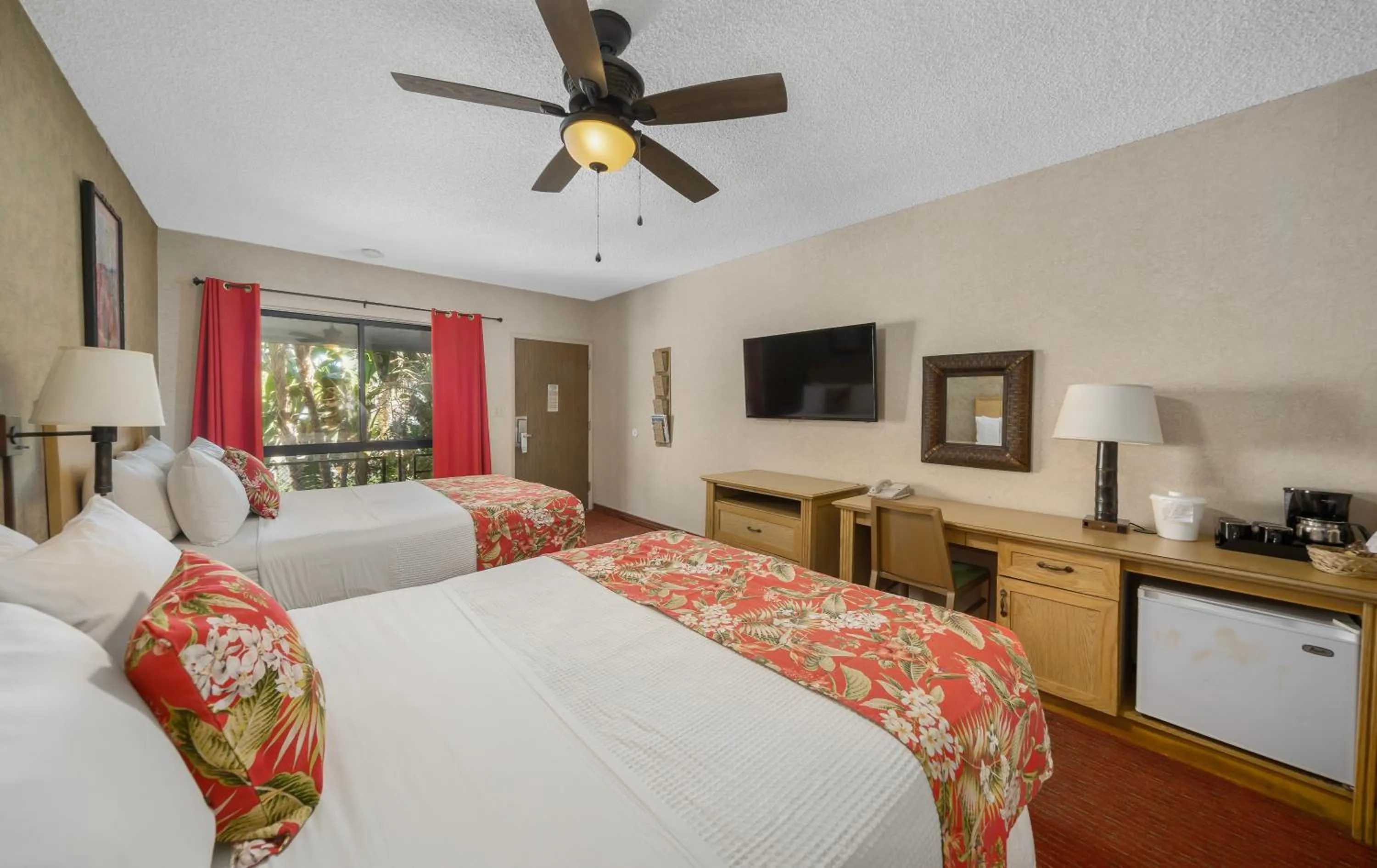 Photo of the whole room, Bed in Caliente Tropics