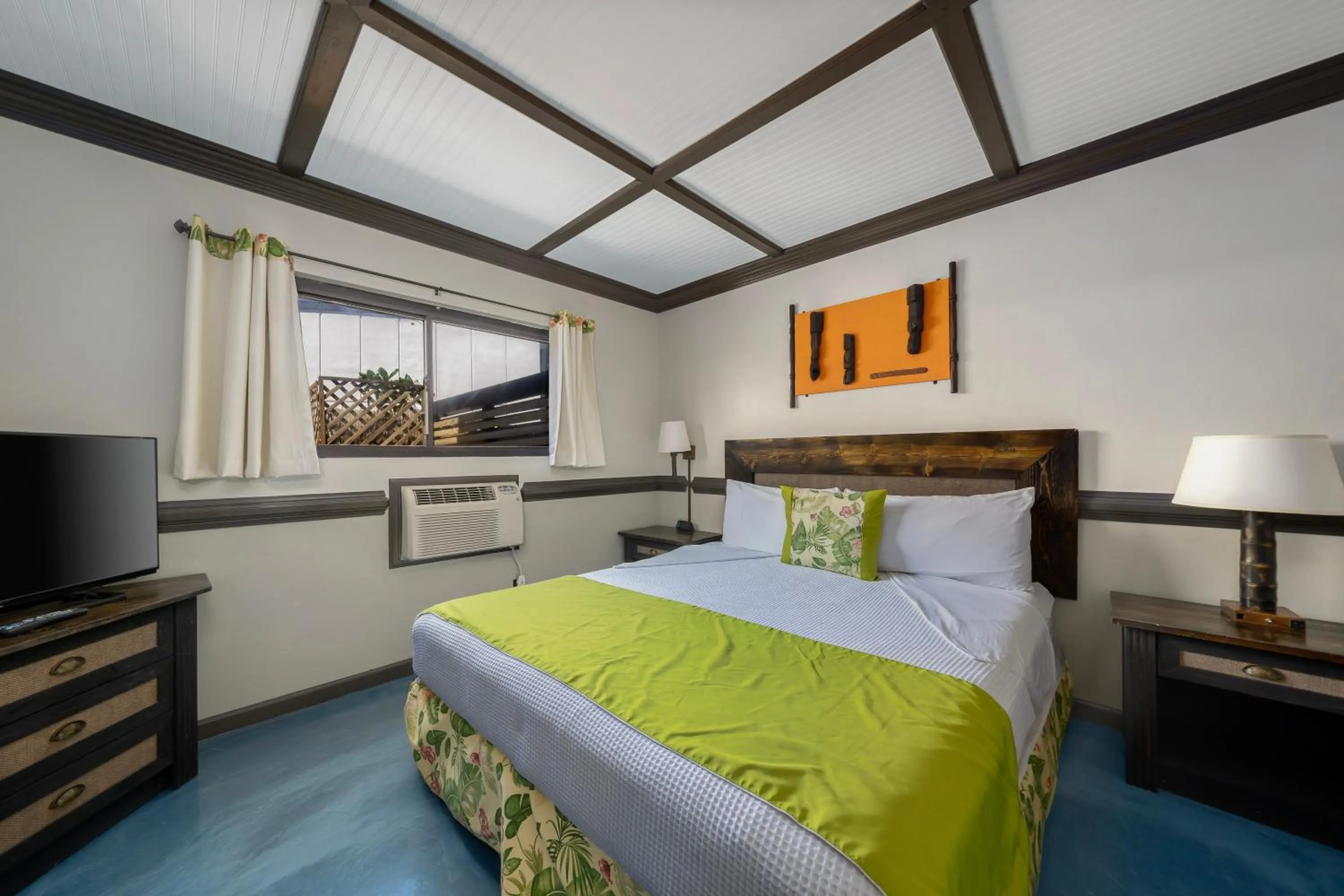 Bed in Caliente Tropics