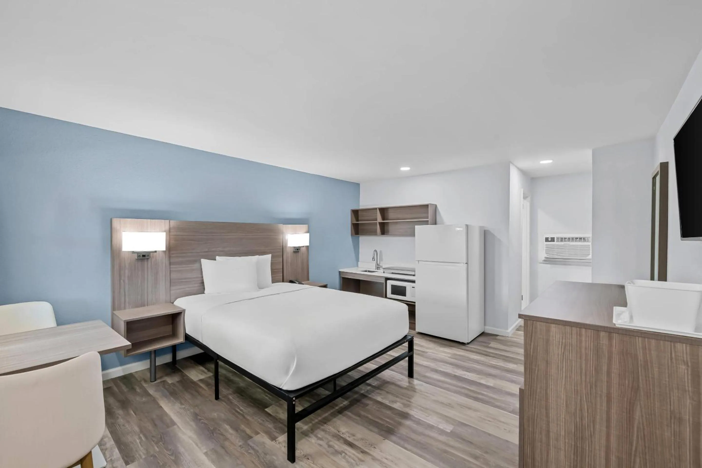 Bedroom, Bed in Suburban Studios Newport News - Hampton