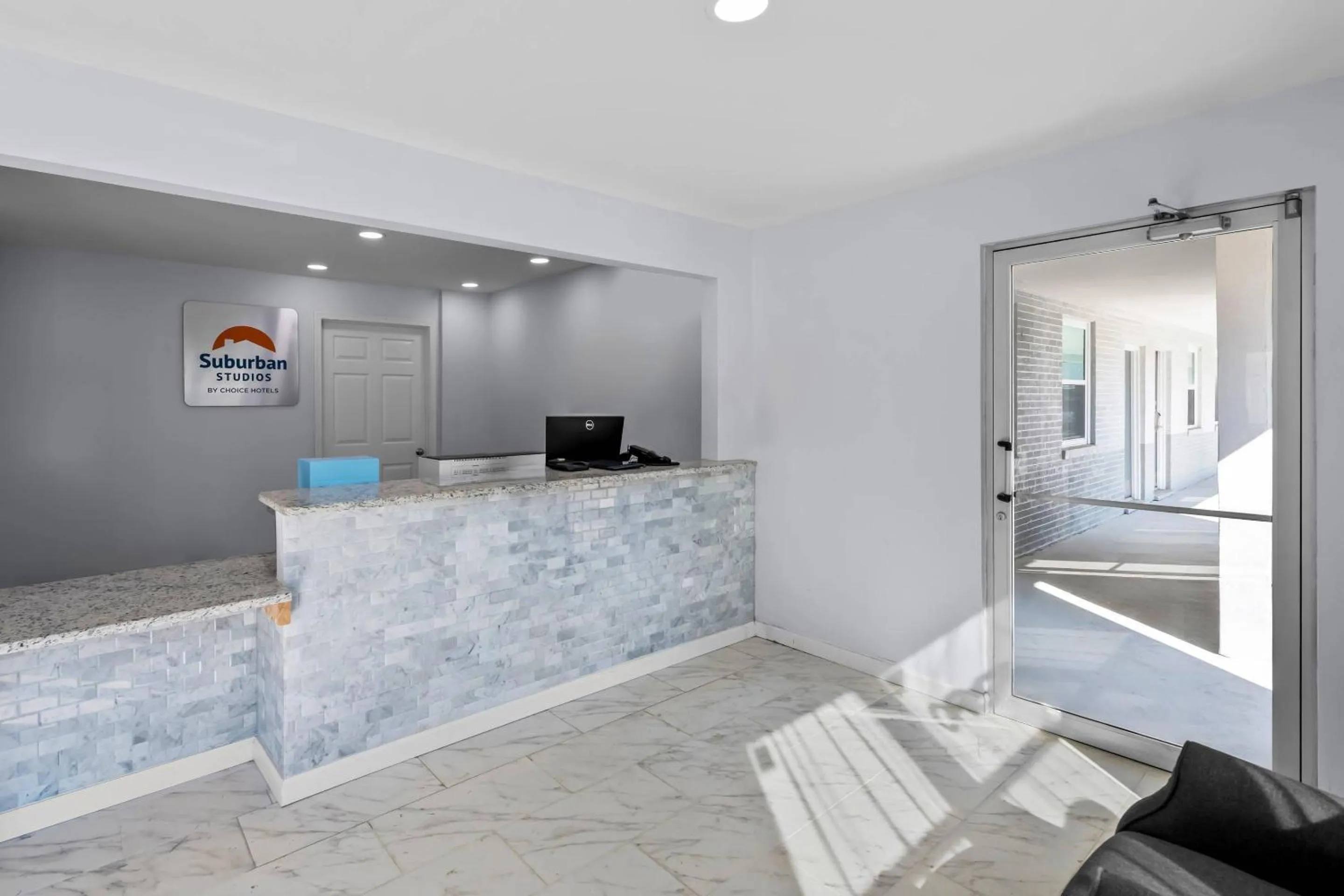 Lobby or reception in Suburban Studios Newport News - Hampton